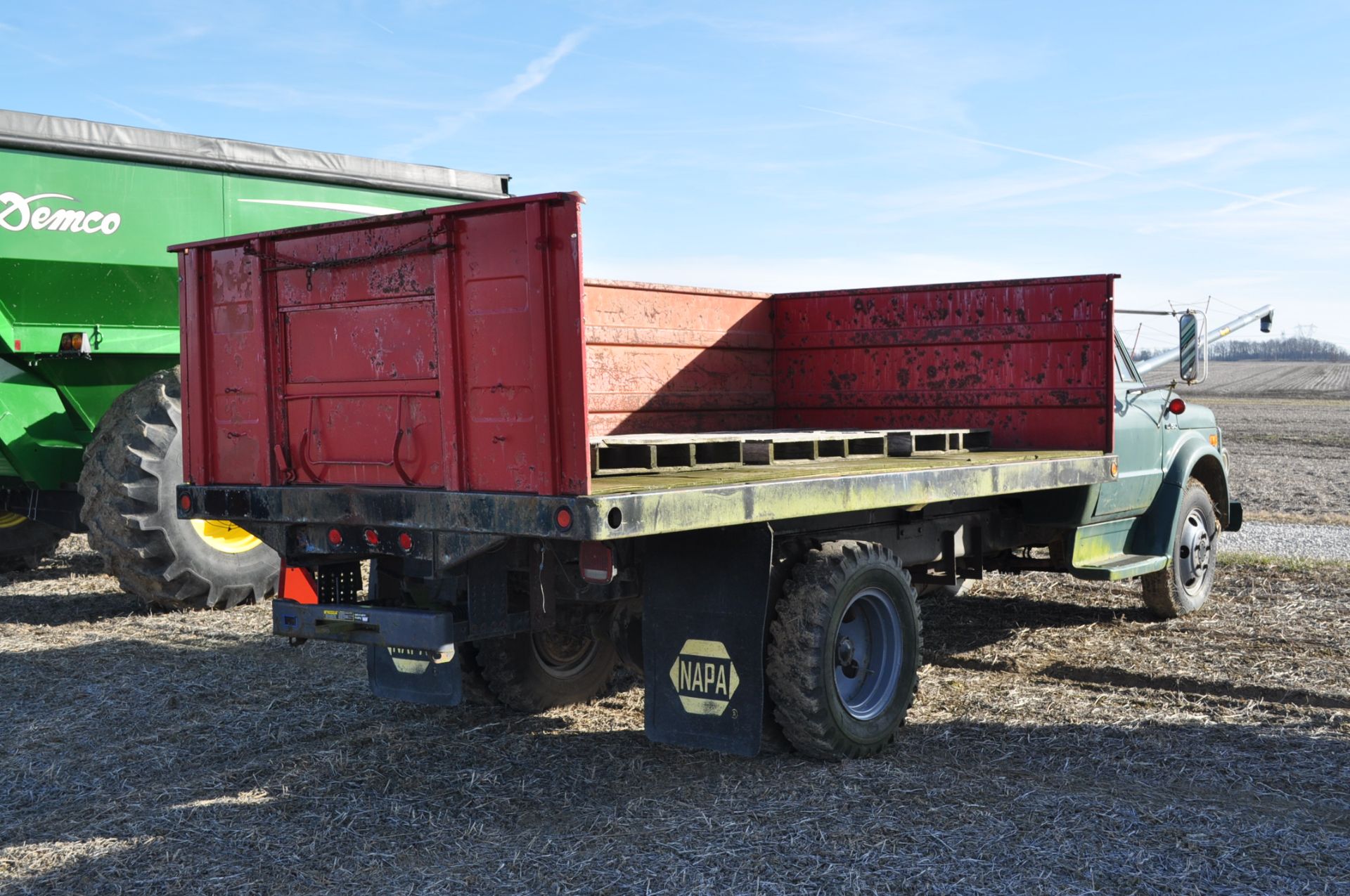 1972 Chevrolet C50 straight truck, V8 gas 350 engine, 5+2, hyd brakes, 8.25-20 tires, 15’ bed w/ - Image 4 of 19