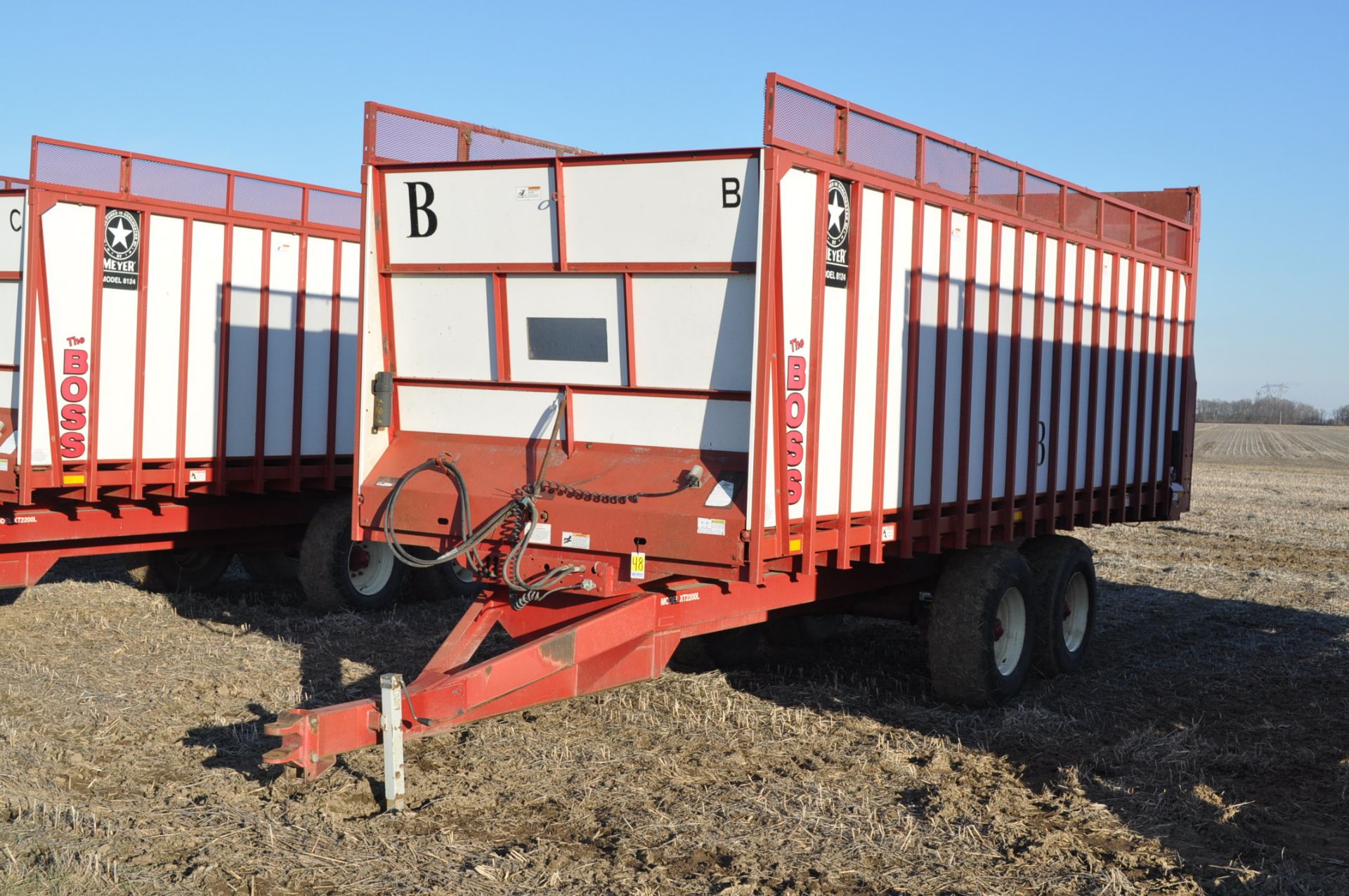 Meyer 8124 silage wagon, chain floor, 425/65 R 22.5 tires, tandem axle, hyd rear door, lights,