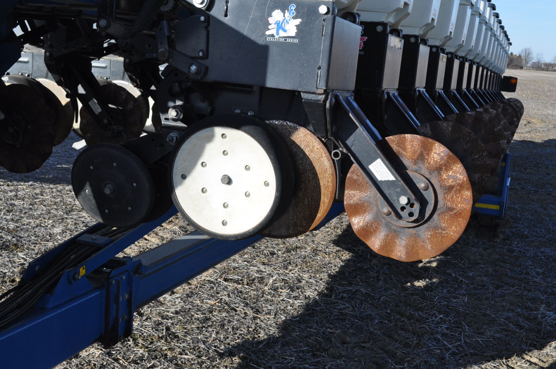 Kinze 3600 16/31 planter, no-till coulters, box ext, Keaton seed firmers, finger pick-up, rubber - Image 9 of 15