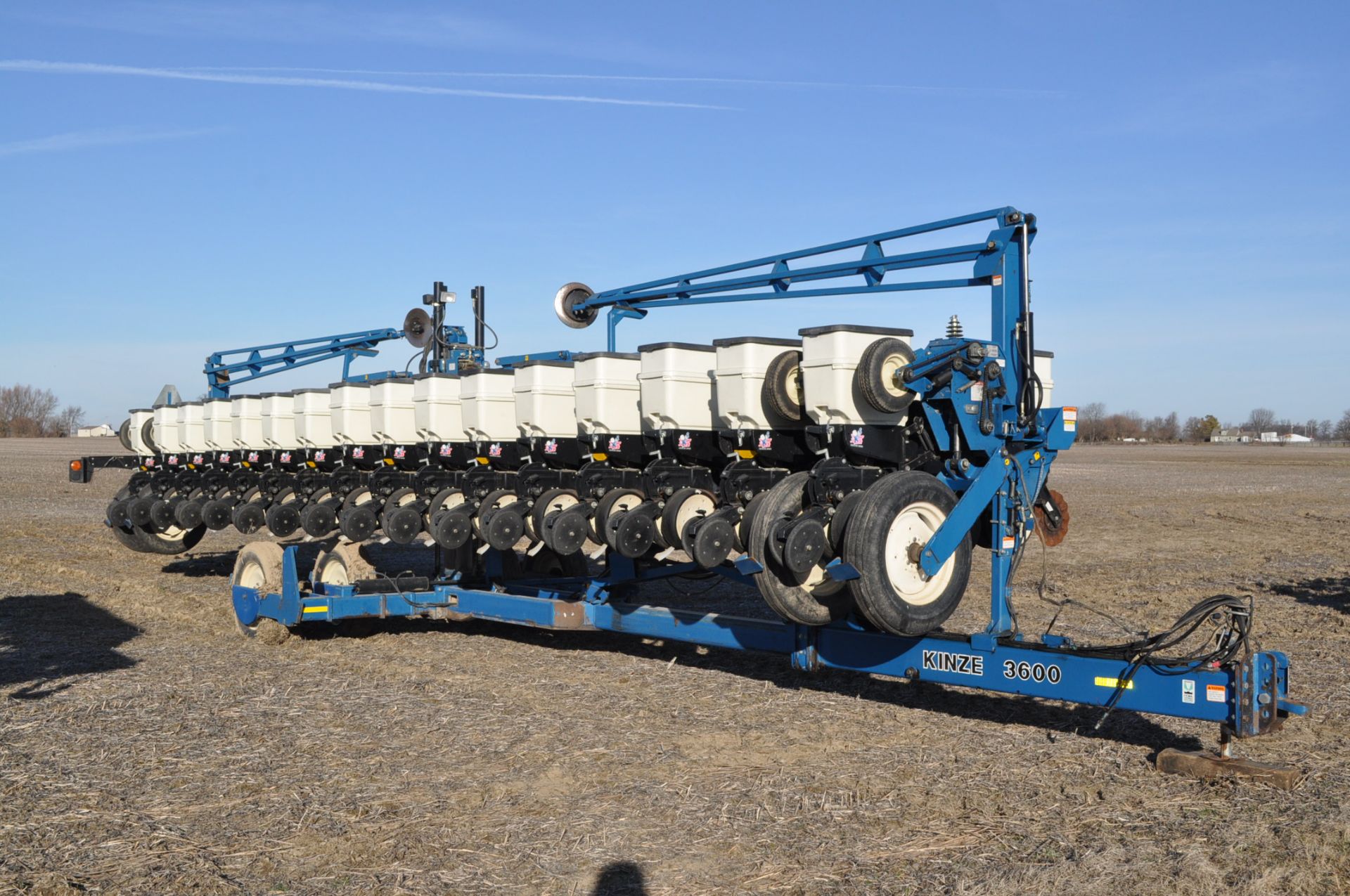 Kinze 3600 16/31 planter, no-till coulters, box ext, Keaton seed firmers, finger pick-up, rubber