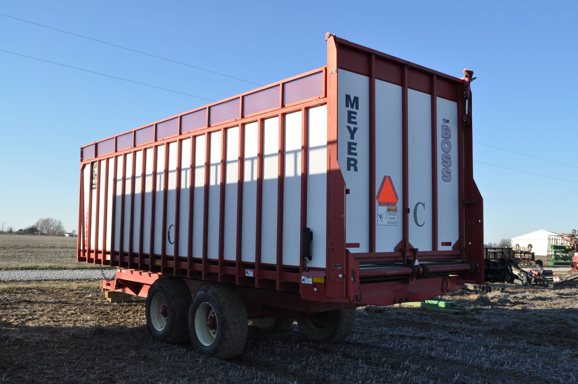 Meyer 8124 silage wagon, chain floor, 425/65 R 22.5 tires, tandem axle, hyd rear door, lights, - Image 2 of 12