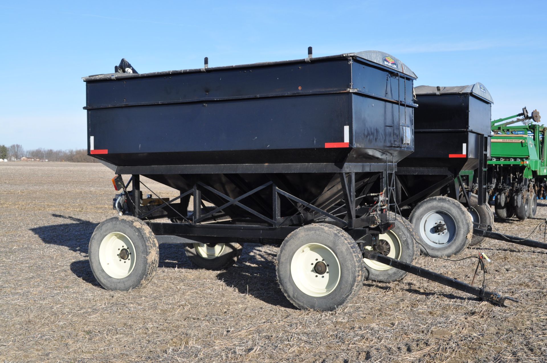 300 bushel gravity seed wagon, 15’ J & M poly cup auger, Auger Mate hyd power unit, 295/75 R 22.5 - Image 4 of 15