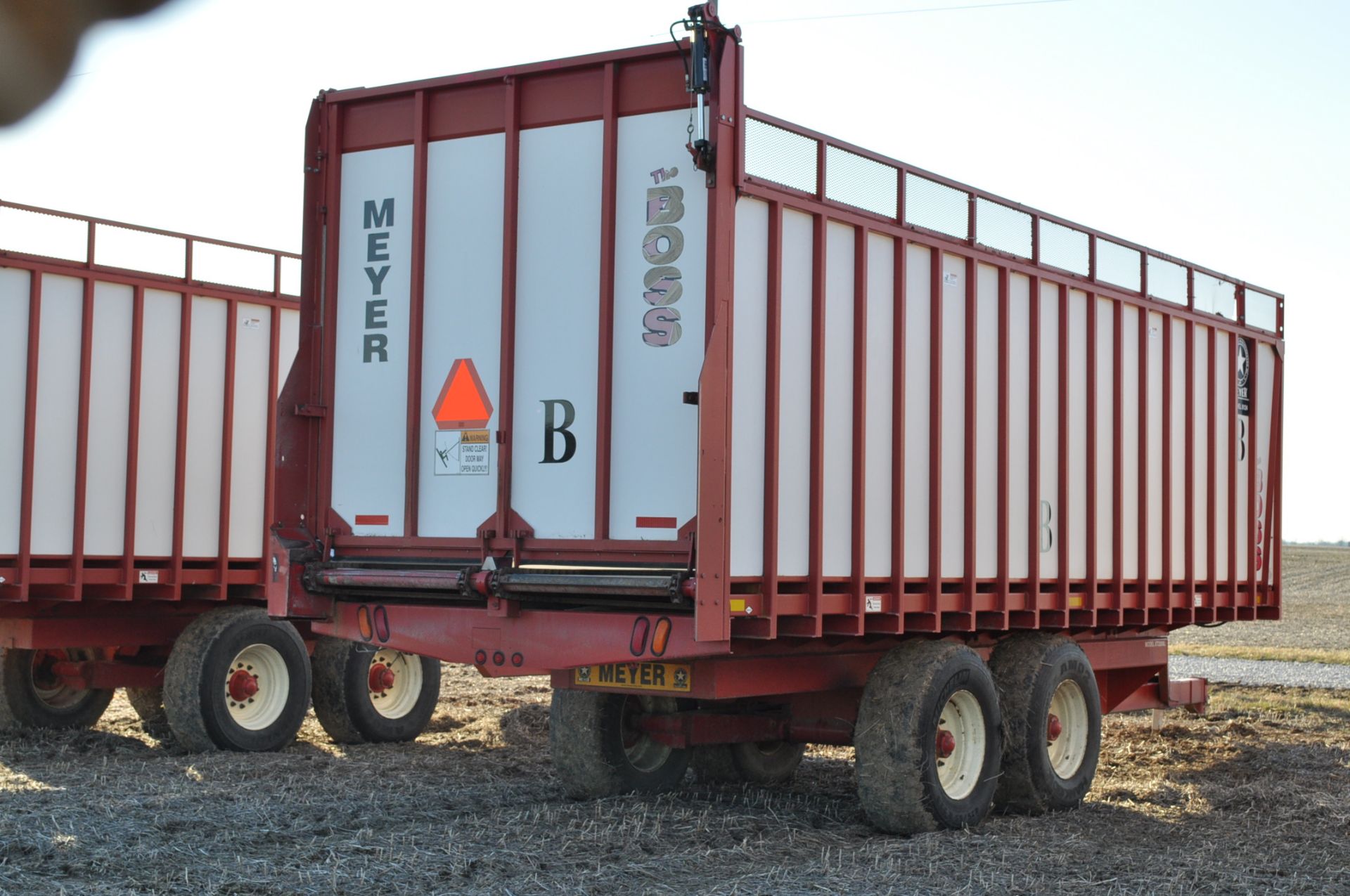 Meyer 8124 silage wagon, chain floor, 425/65 R 22.5 tires, tandem axle, hyd rear door, lights, - Image 3 of 12