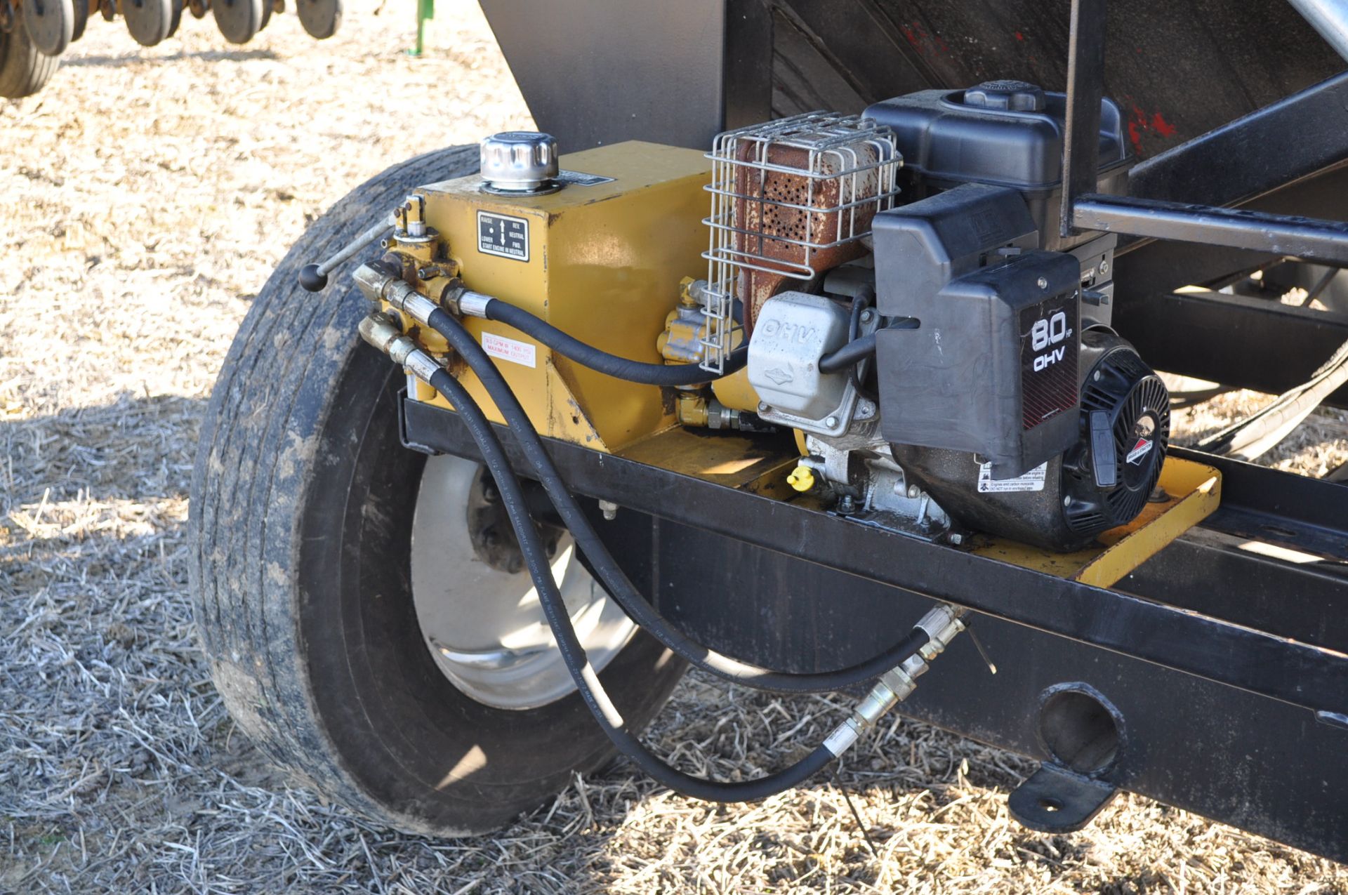 J & M 350 gravity seed wagon, 11 R 24.5 tires, 15’ poly cup auger, 3 section spout, Augermate hyd - Image 11 of 19