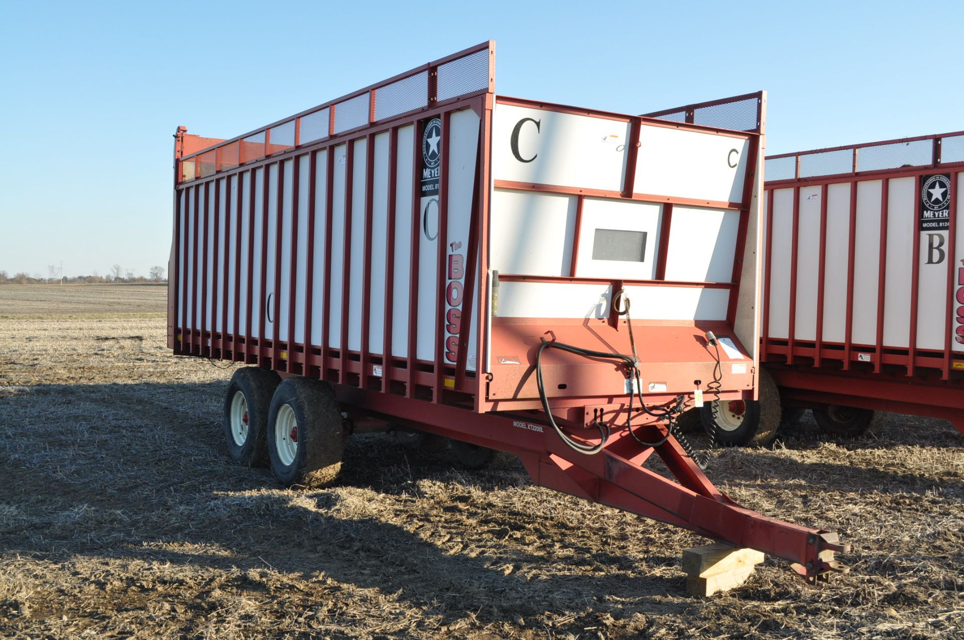 Meyer 8124 silage wagon, chain floor, 425/65 R 22.5 tires, tandem axle, hyd rear door, lights, - Image 9 of 12