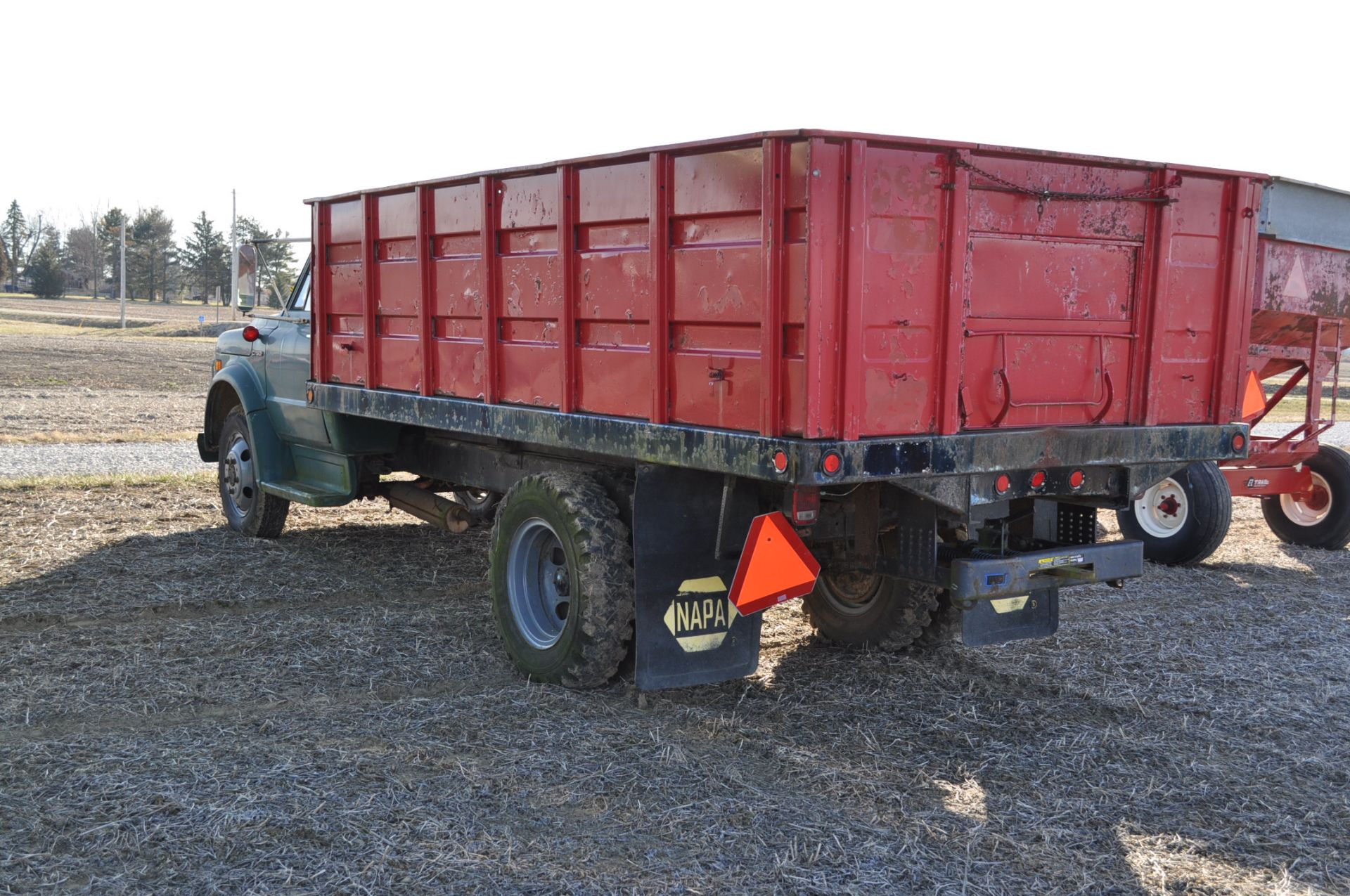 1972 Chevrolet C50 straight truck, V8 gas 350 engine, 5+2, hyd brakes, 8.25-20 tires, 15’ bed w/ - Image 3 of 19