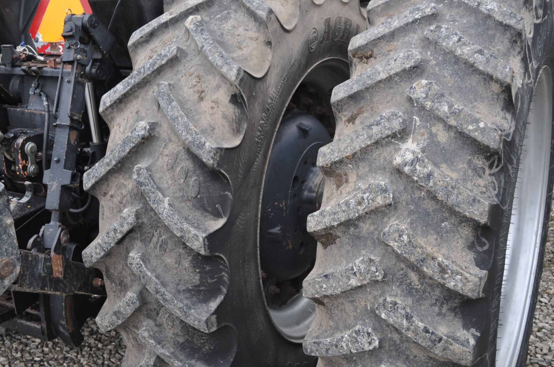 Case IH 7120 MFWD tractor, 480/80 R 42 duals, 480/65 R 28 front, 3 hyd remotes, 540/1000 pto, 3 - Image 7 of 16