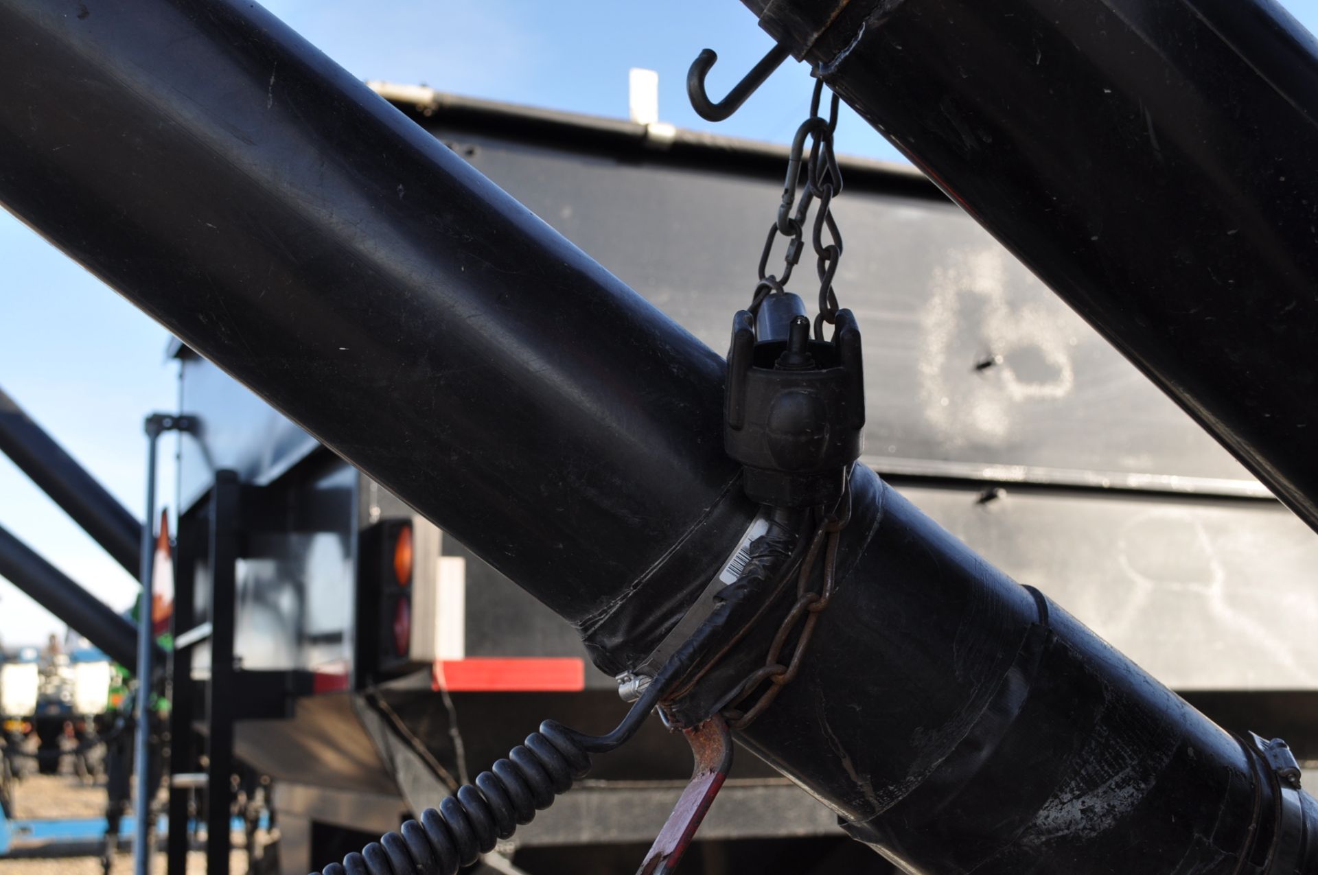 300 bushel gravity seed wagon, 15’ J & M poly cup auger, Auger Mate hyd power unit, 295/75 R 22.5 - Image 15 of 15