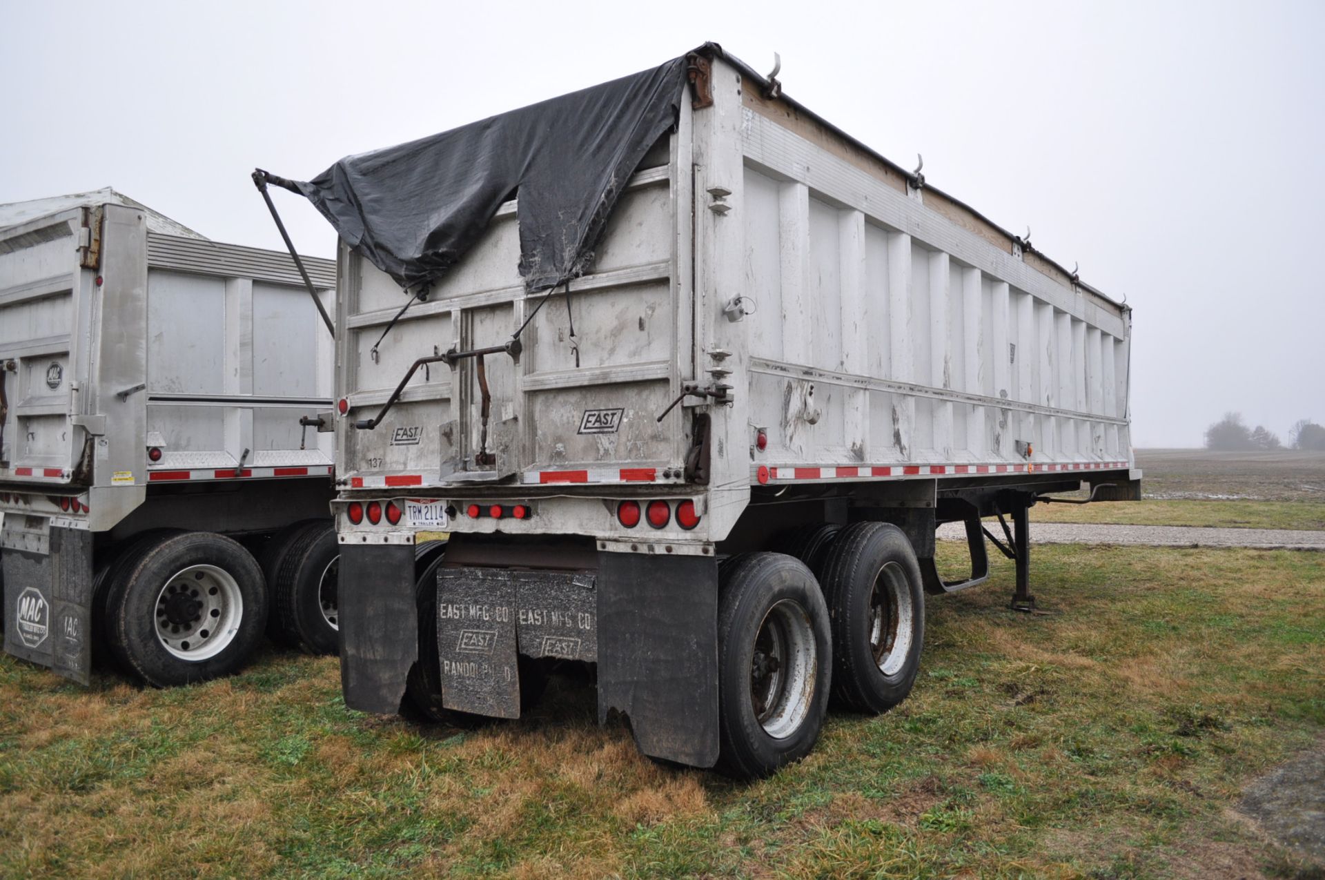 1988 East 32’ end dump trailer, spring ride, 11 R 24.5 tires, Dayton rims, roll tarp, coal chute, - Image 3 of 12