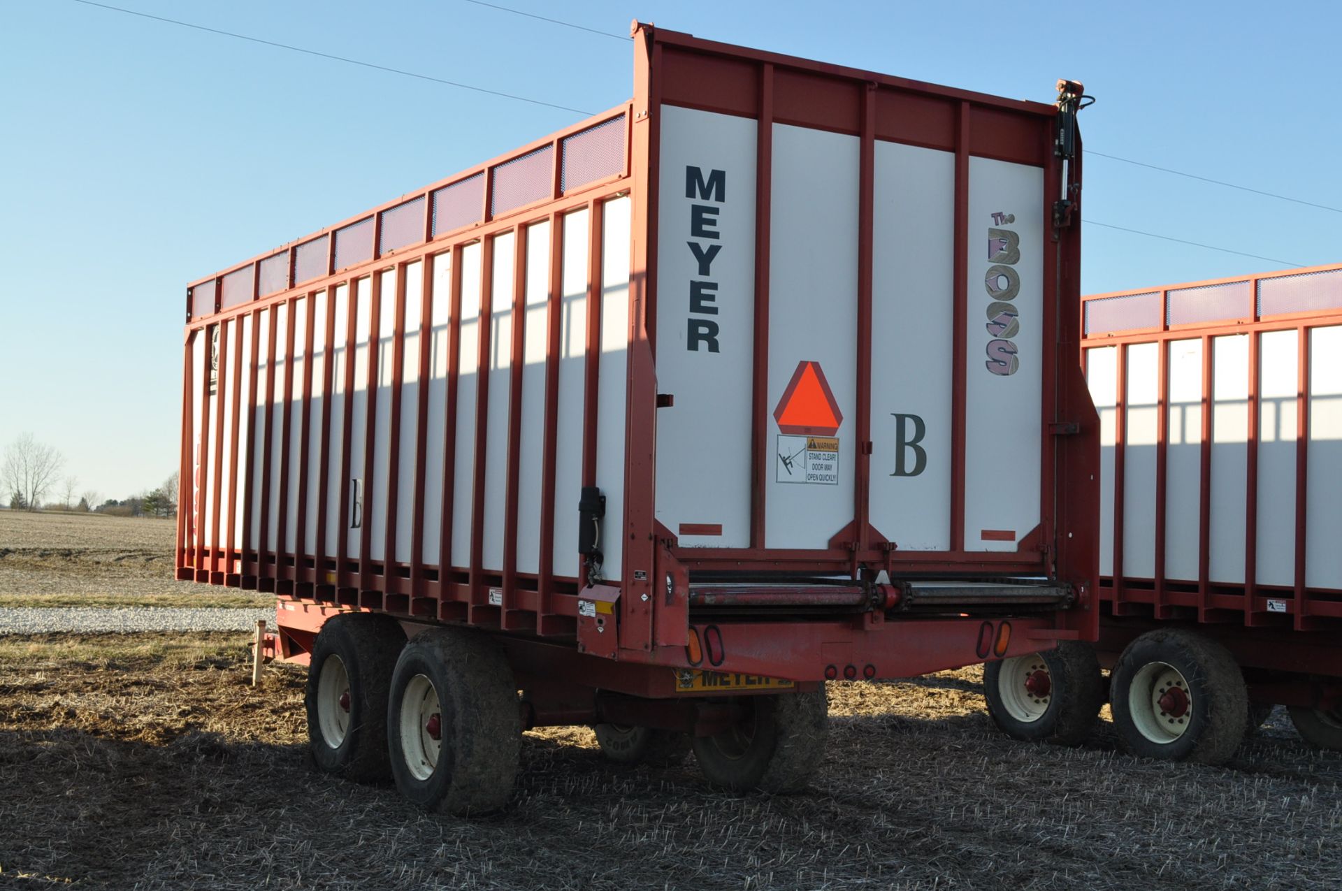 Meyer 8124 silage wagon, chain floor, 425/65 R 22.5 tires, tandem axle, hyd rear door, lights, - Image 2 of 12