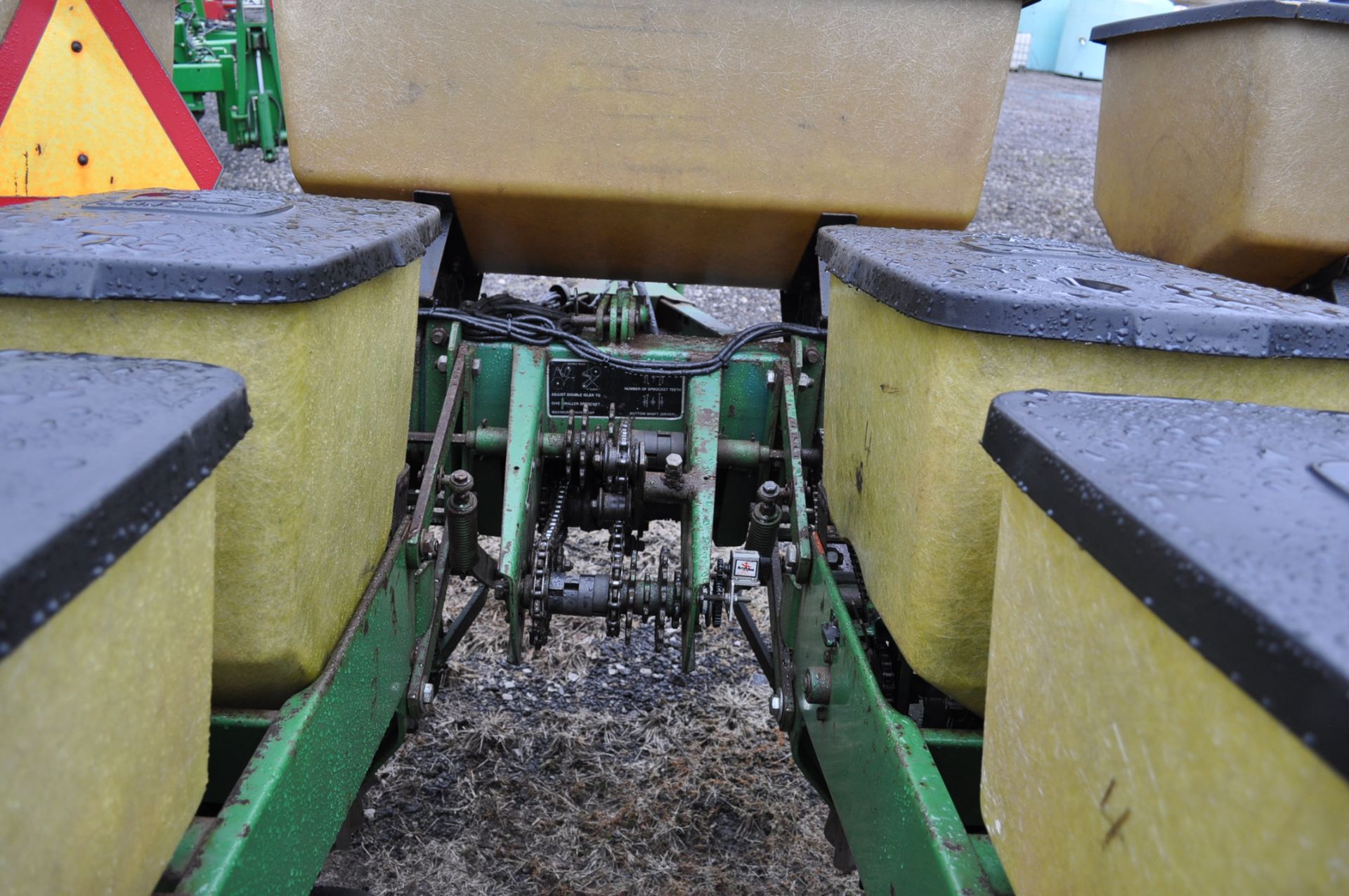 John Deere 7000 corn planter, 6 row 30”, 2x2 dry fertilizer, no-till coulters, PP finger pickup - Image 9 of 11
