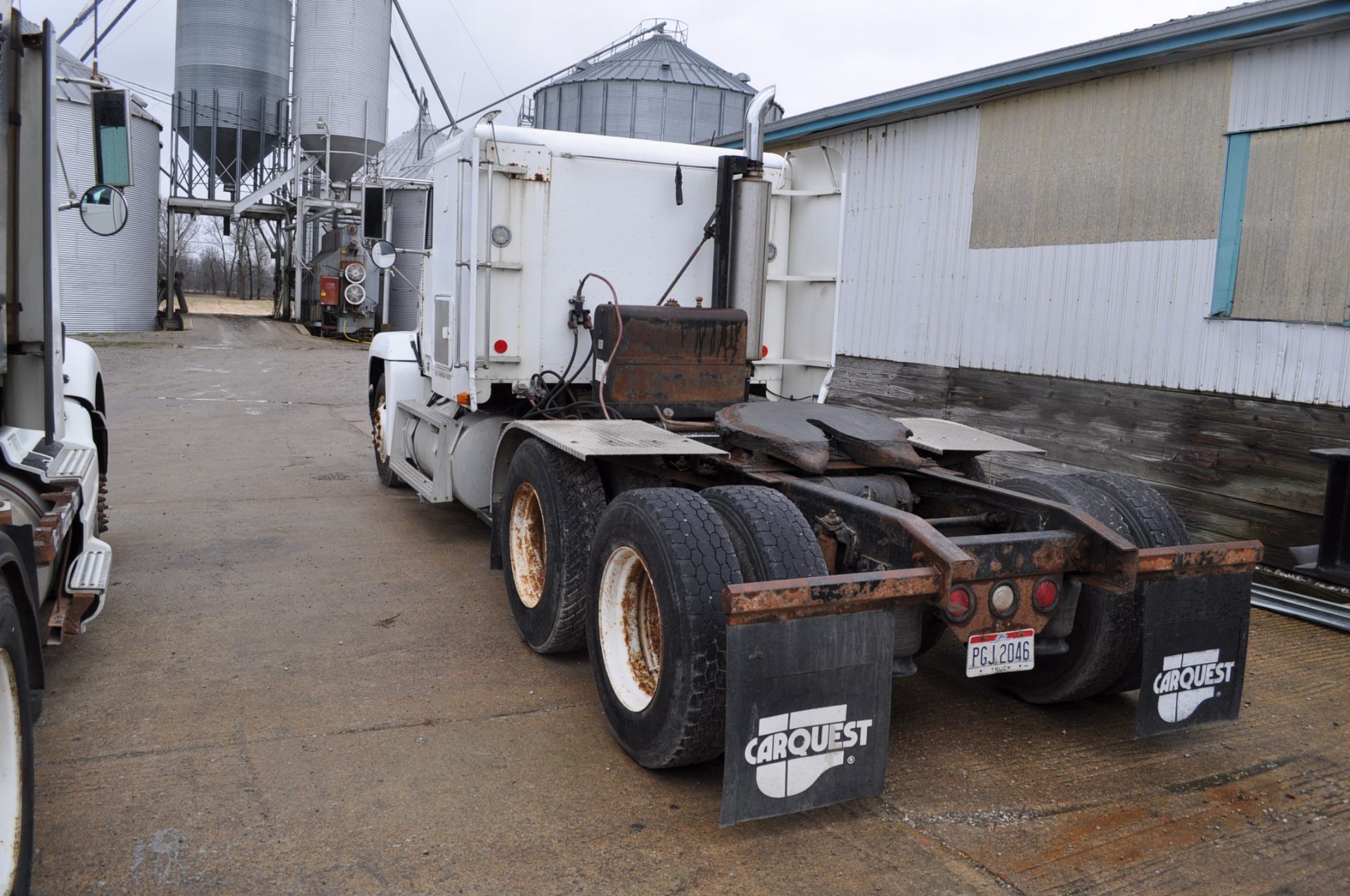 1991 Freightliner FLD 120 semi truck, 42” flat top sleeper, 12.7 Detroit, 9 spd Eaton, air ride, - Image 2 of 27