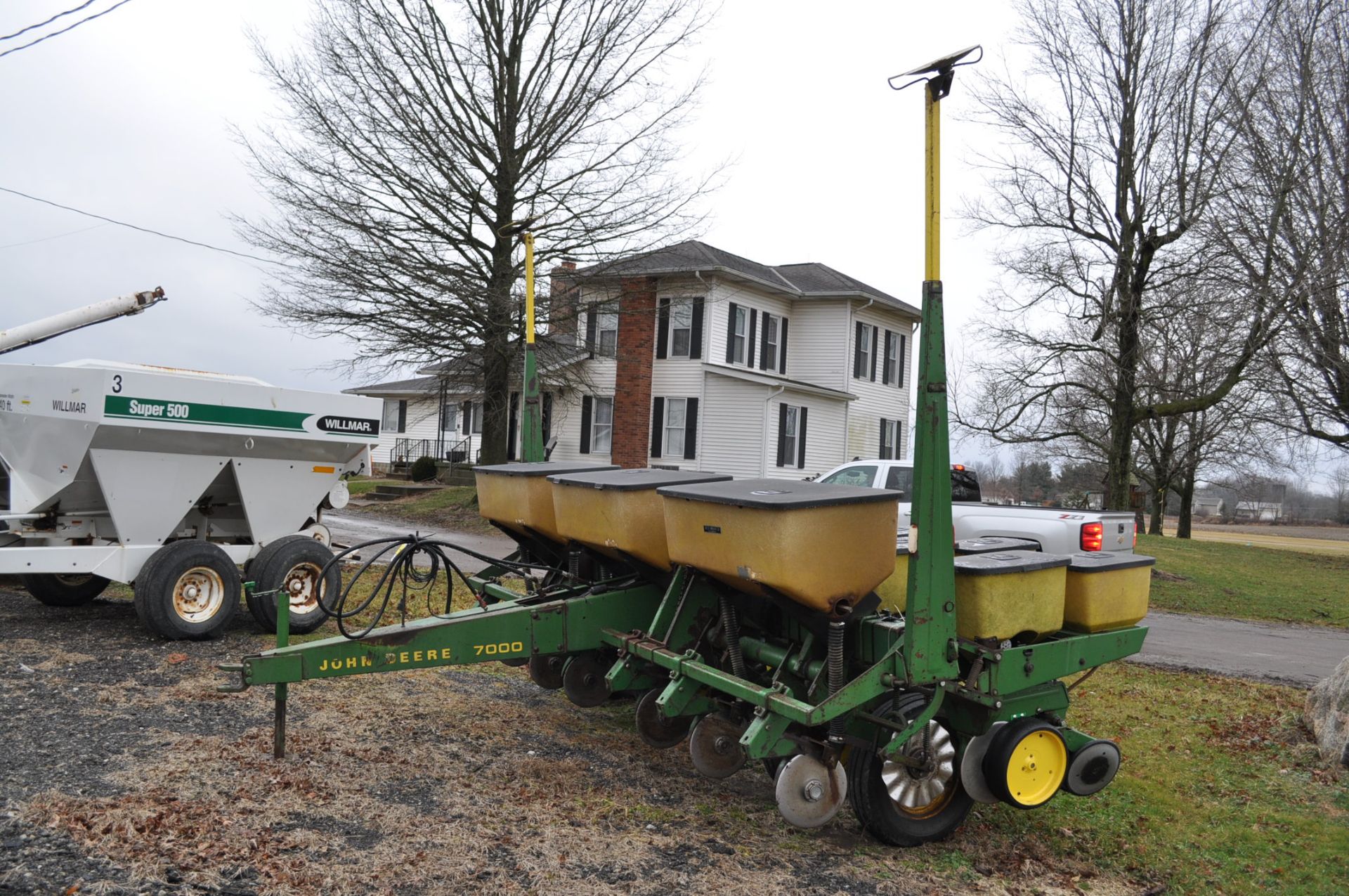 John Deere 7000 corn planter, 6 row 30”, 2x2 dry fertilizer, no-till coulters, PP finger pickup