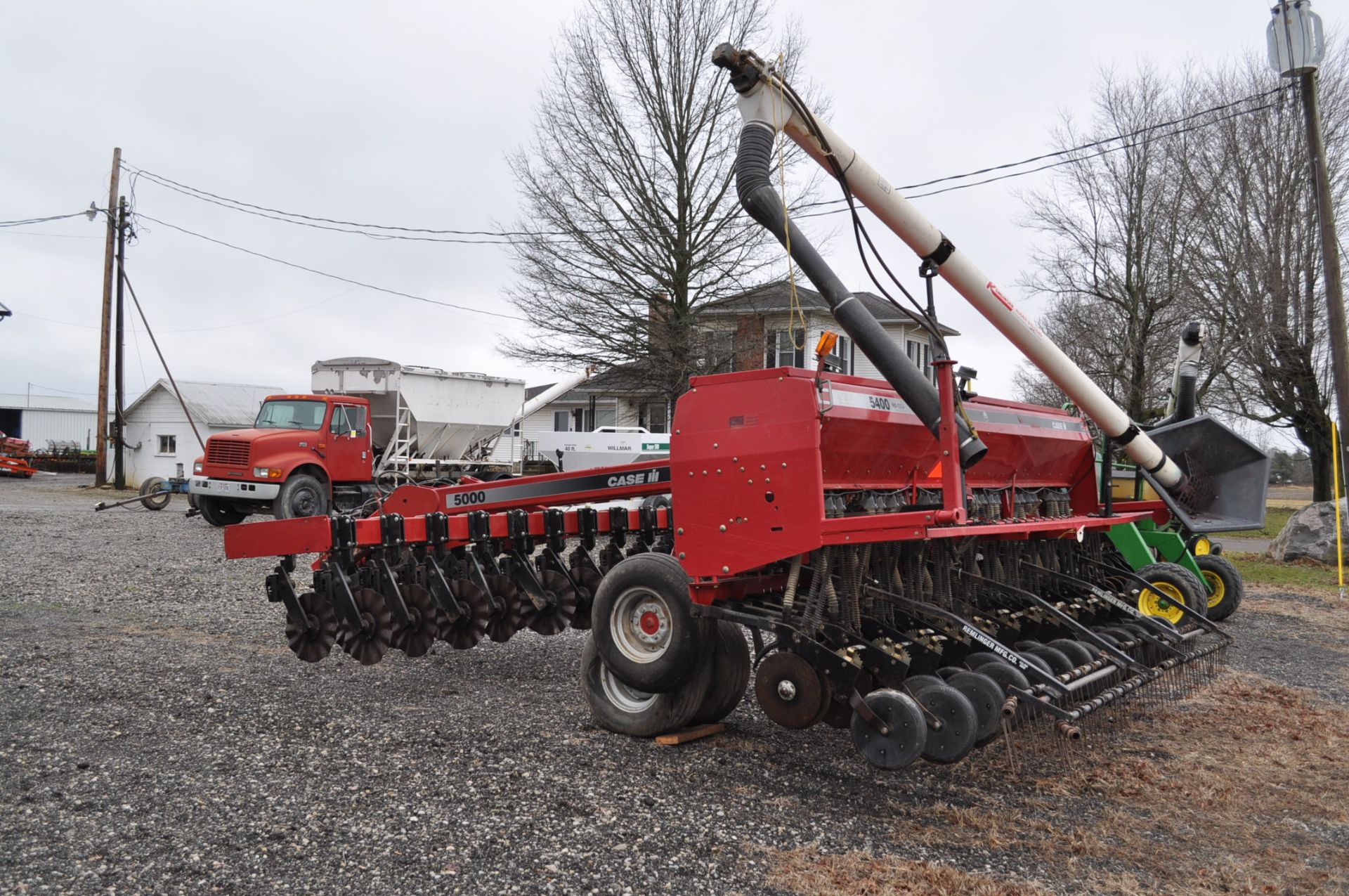 Case IH 5400 grain drill, 3pt no-till caddie cart, 7 ½” spacing, 2 bar coil tine drag, Remlinger - Image 2 of 13