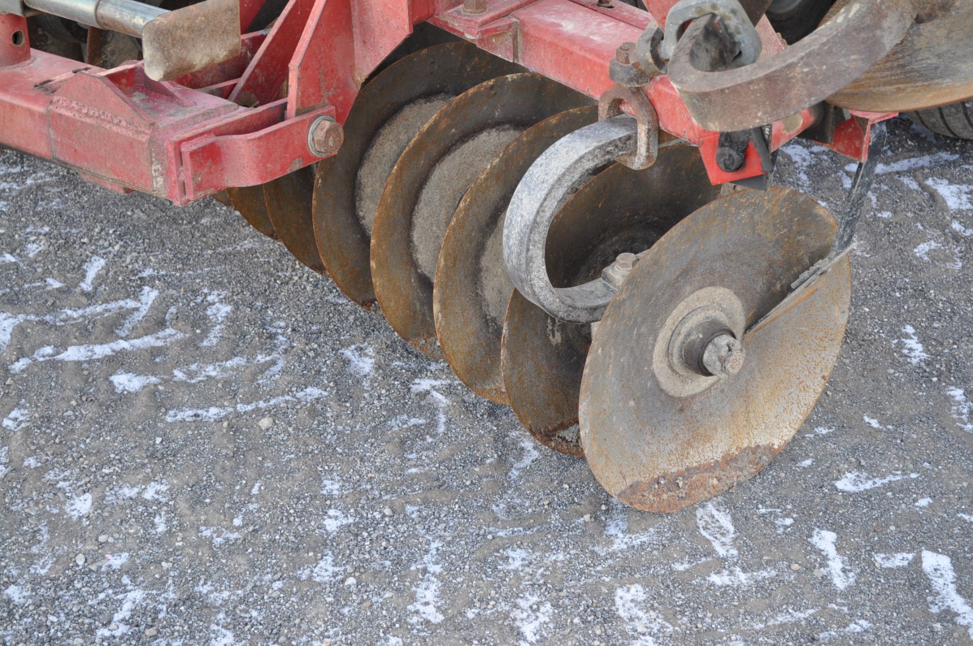 34’ Case IH 3950 disc, 7 ½” spacing, rock flex, 3 bar harrow, rear hitch, tandem axle - Image 7 of 14