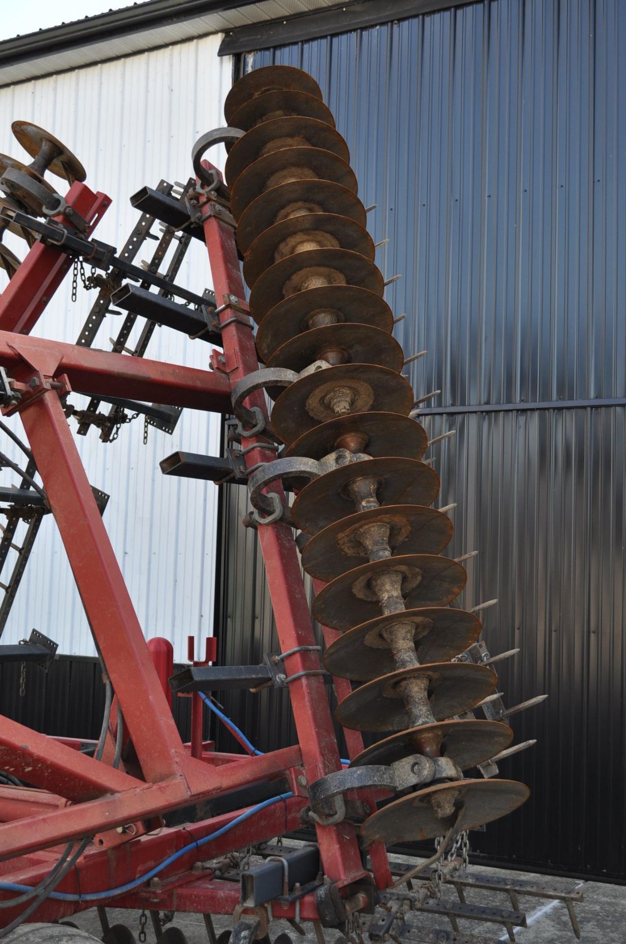 34’ Case IH 3950 disc, 7 ½” spacing, rock flex, 3 bar harrow, rear hitch, tandem axle - Image 8 of 14