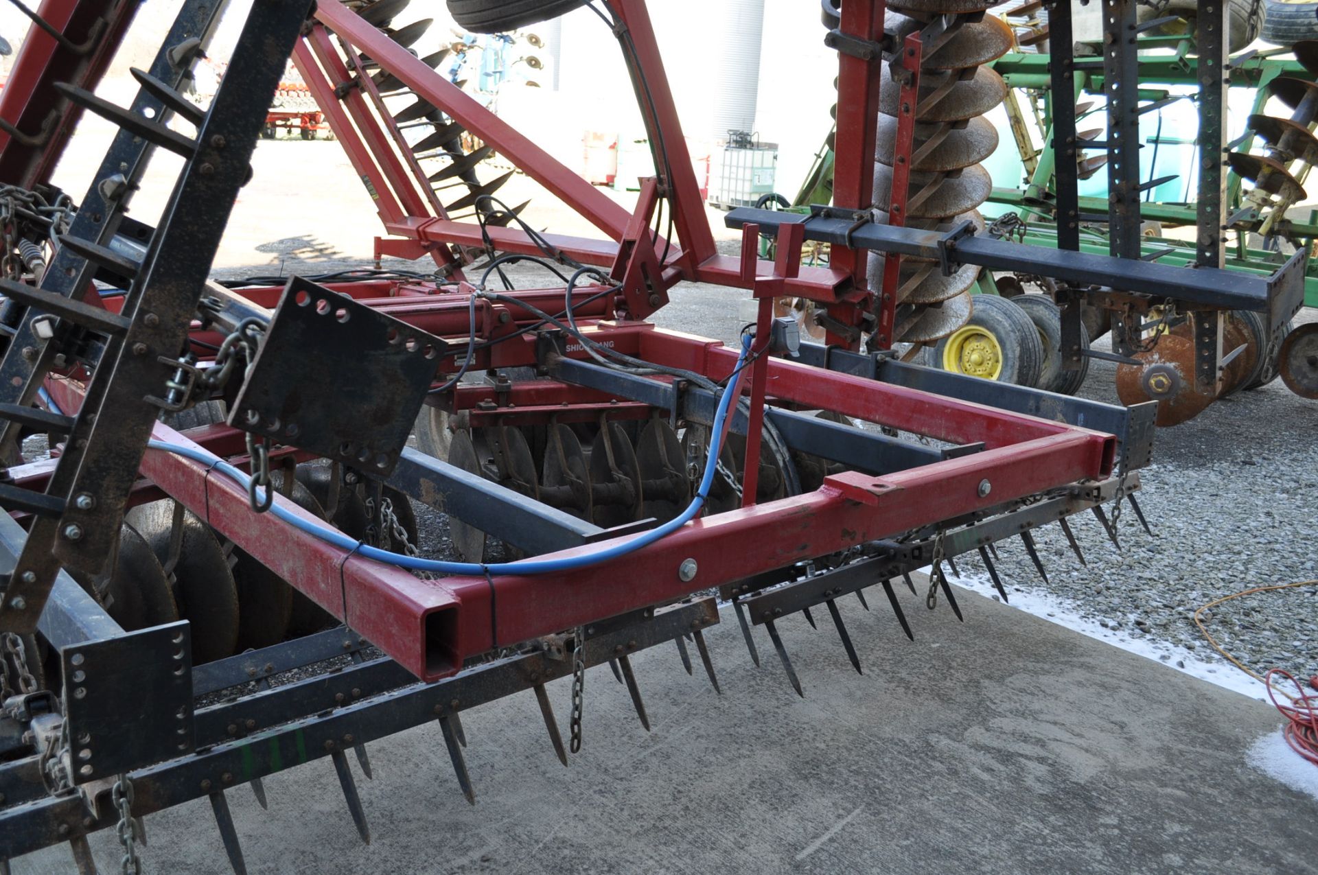 34’ Case IH 3950 disc, 7 ½” spacing, rock flex, 3 bar harrow, rear hitch, tandem axle - Image 12 of 14