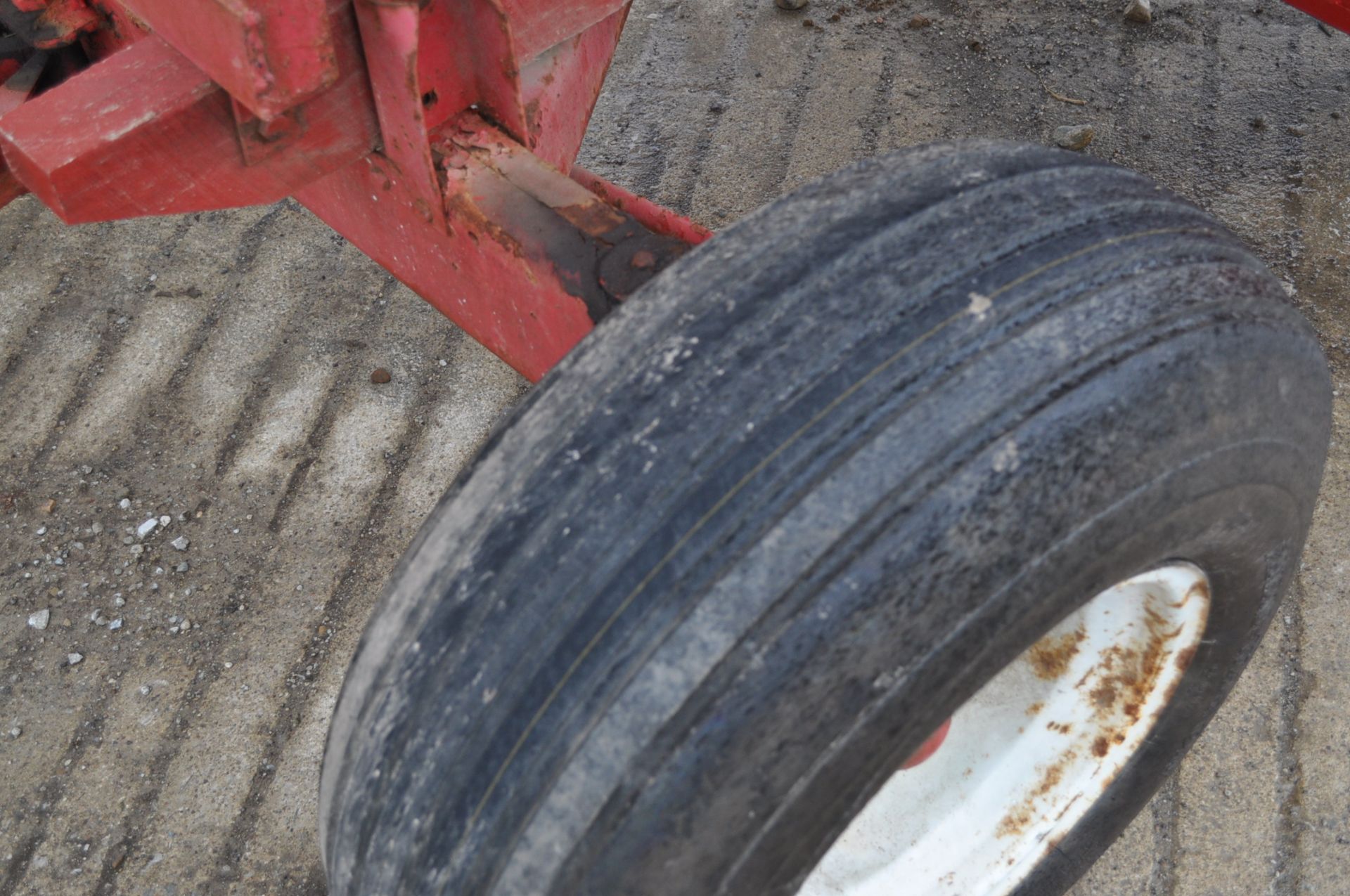 McCurdy gravity seed wagon on gear, poly cup seed auger, hyd drive - Image 5 of 9