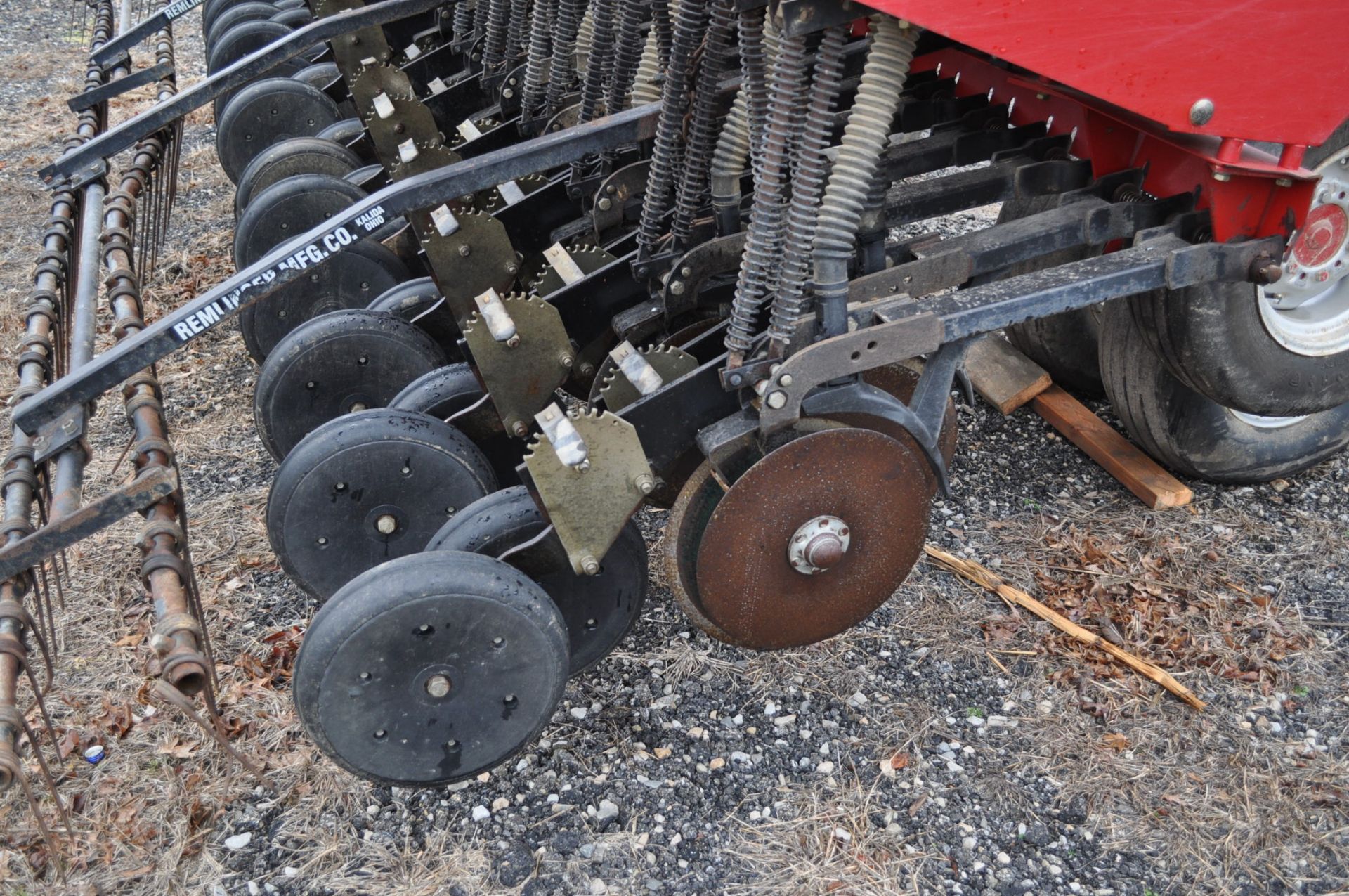 Case IH 5400 grain drill, 3pt no-till caddie cart, 7 ½” spacing, 2 bar coil tine drag, Remlinger - Image 12 of 13