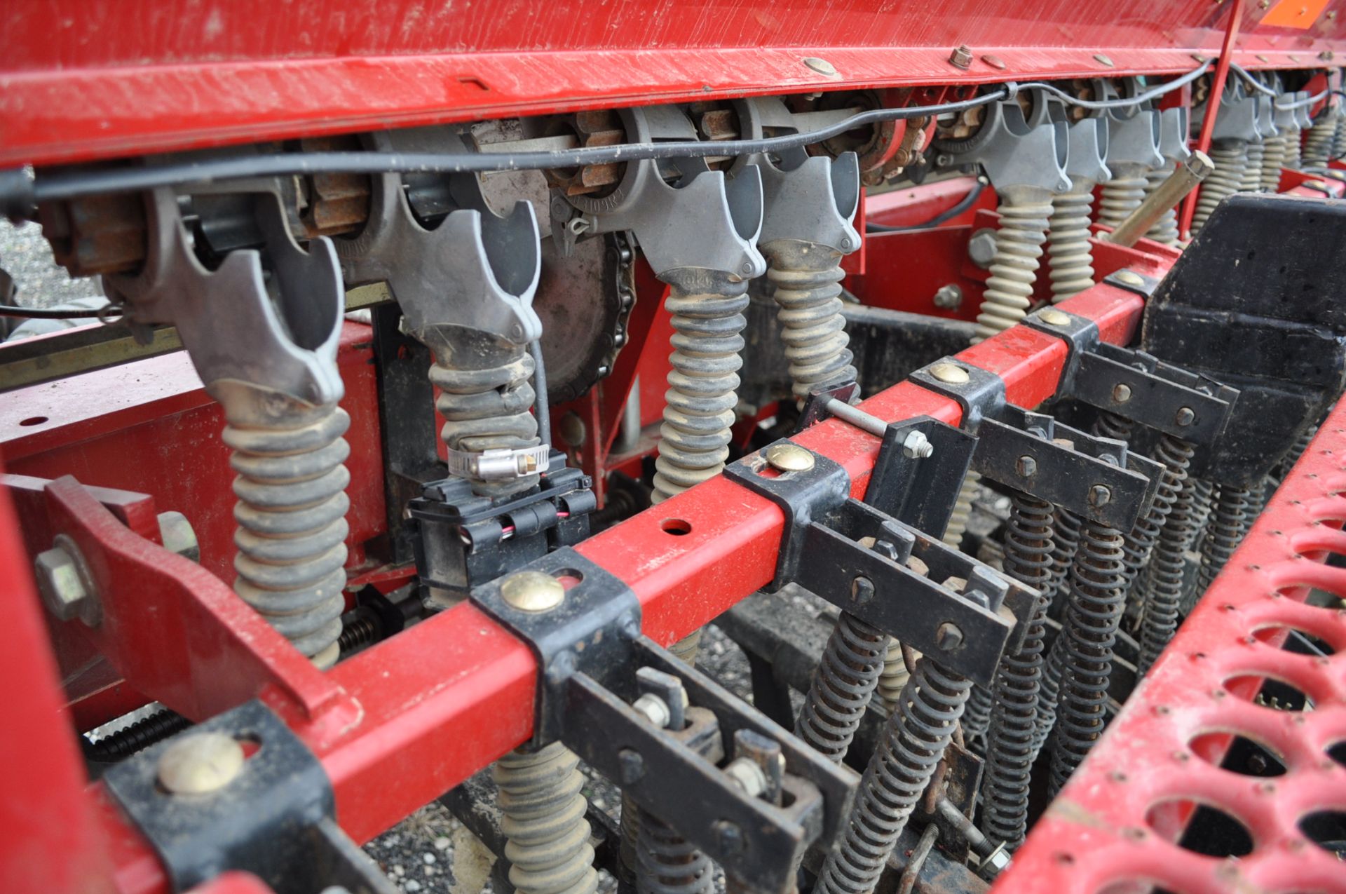 Case IH 5400 grain drill, 3pt no-till caddie cart, 7 ½” spacing, 2 bar coil tine drag, Remlinger - Image 8 of 13