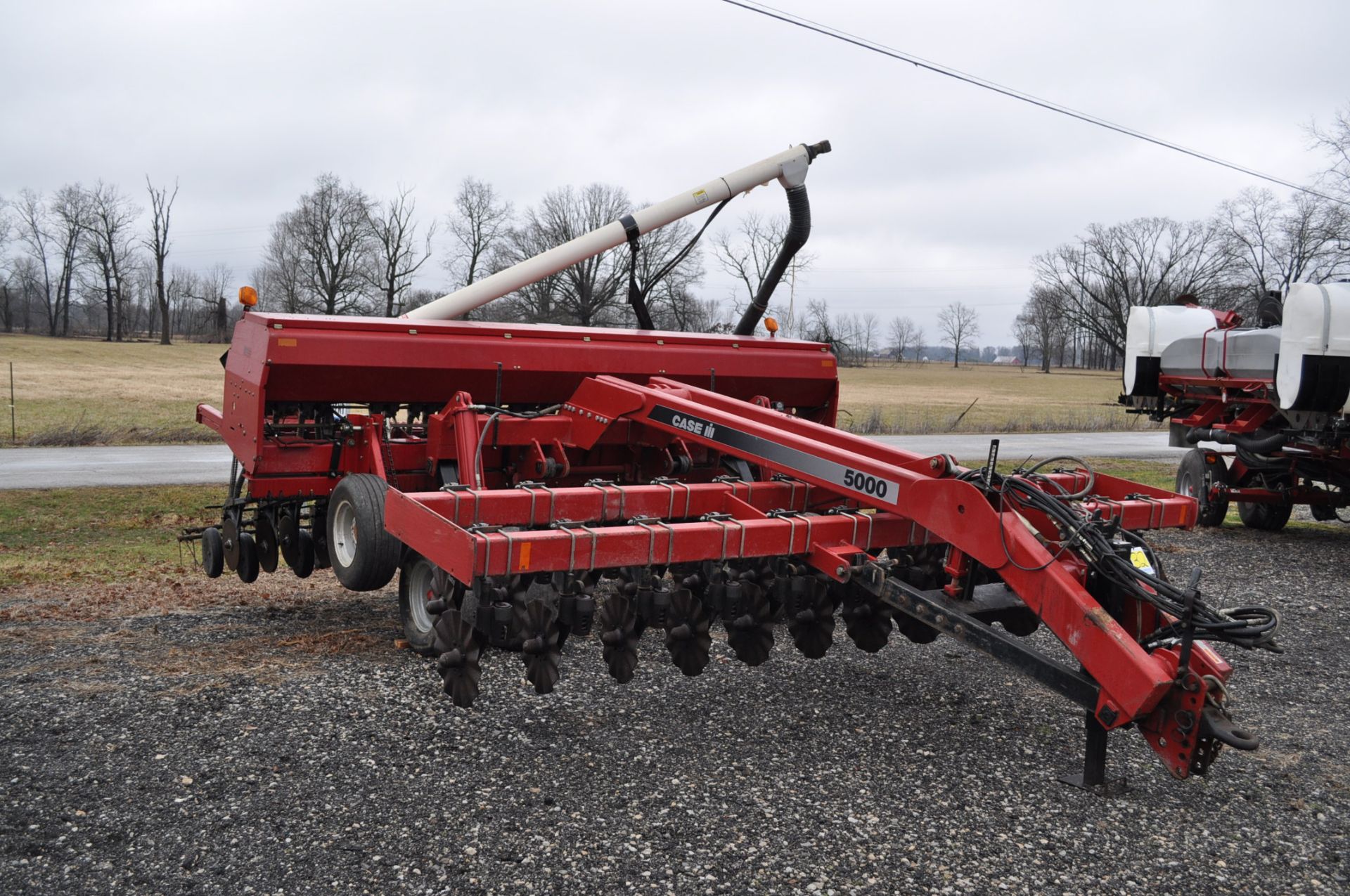 Case IH 5400 grain drill, 3pt no-till caddie cart, 7 ½” spacing, 2 bar coil tine drag, Remlinger - Image 4 of 13