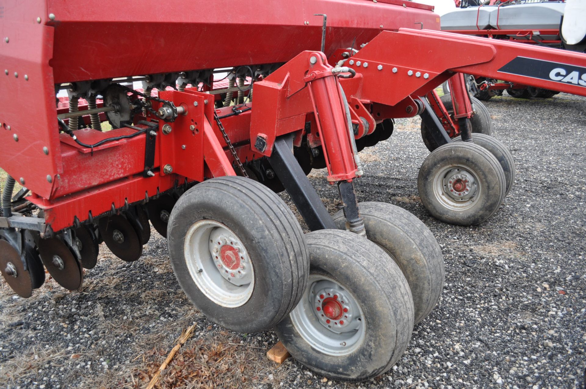 Case IH 5400 grain drill, 3pt no-till caddie cart, 7 ½” spacing, 2 bar coil tine drag, Remlinger - Image 13 of 13