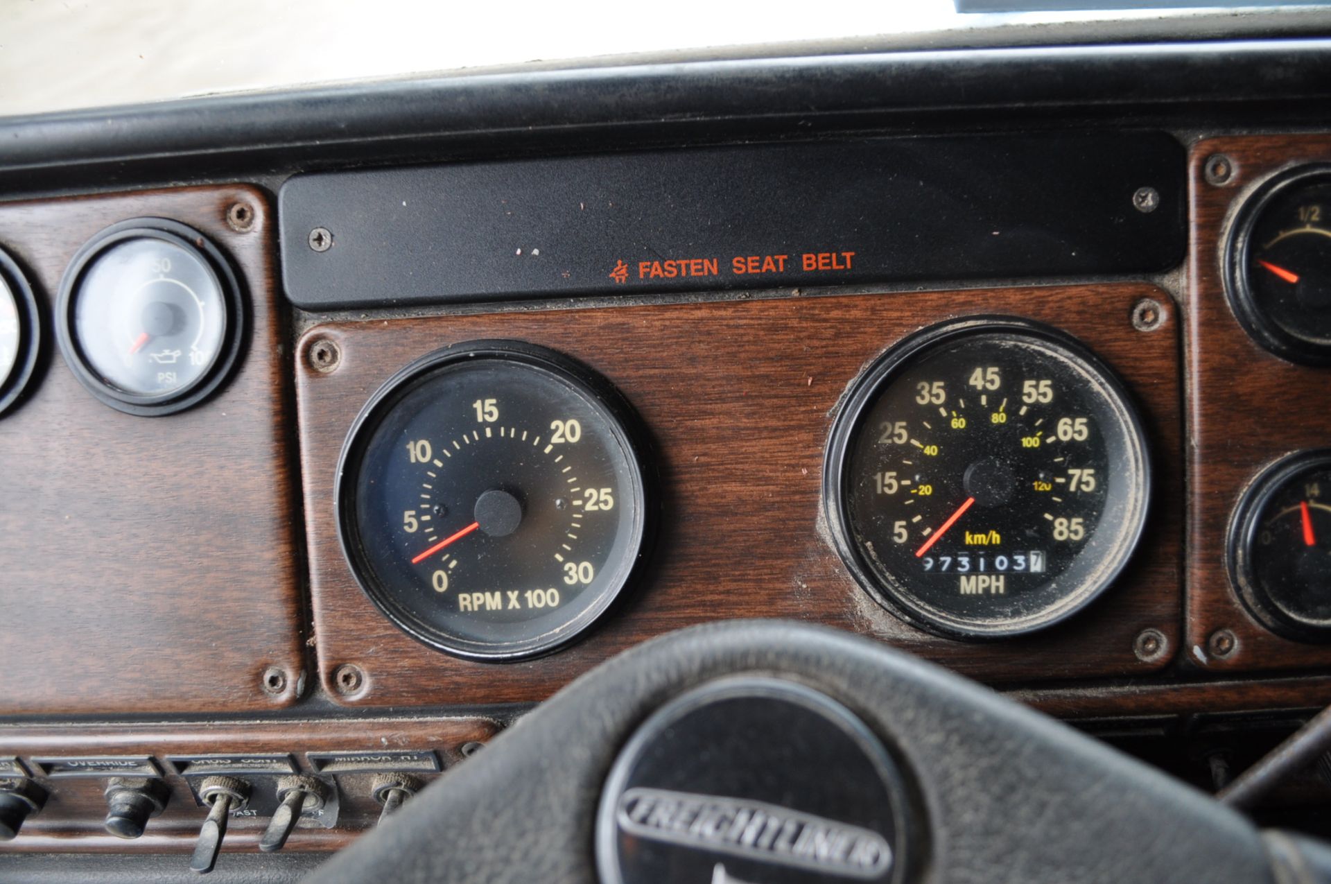 1991 Freightliner FLD 120 semi truck, 42” flat top sleeper, 12.7 Detroit, 9 spd Eaton, air ride, - Image 19 of 27