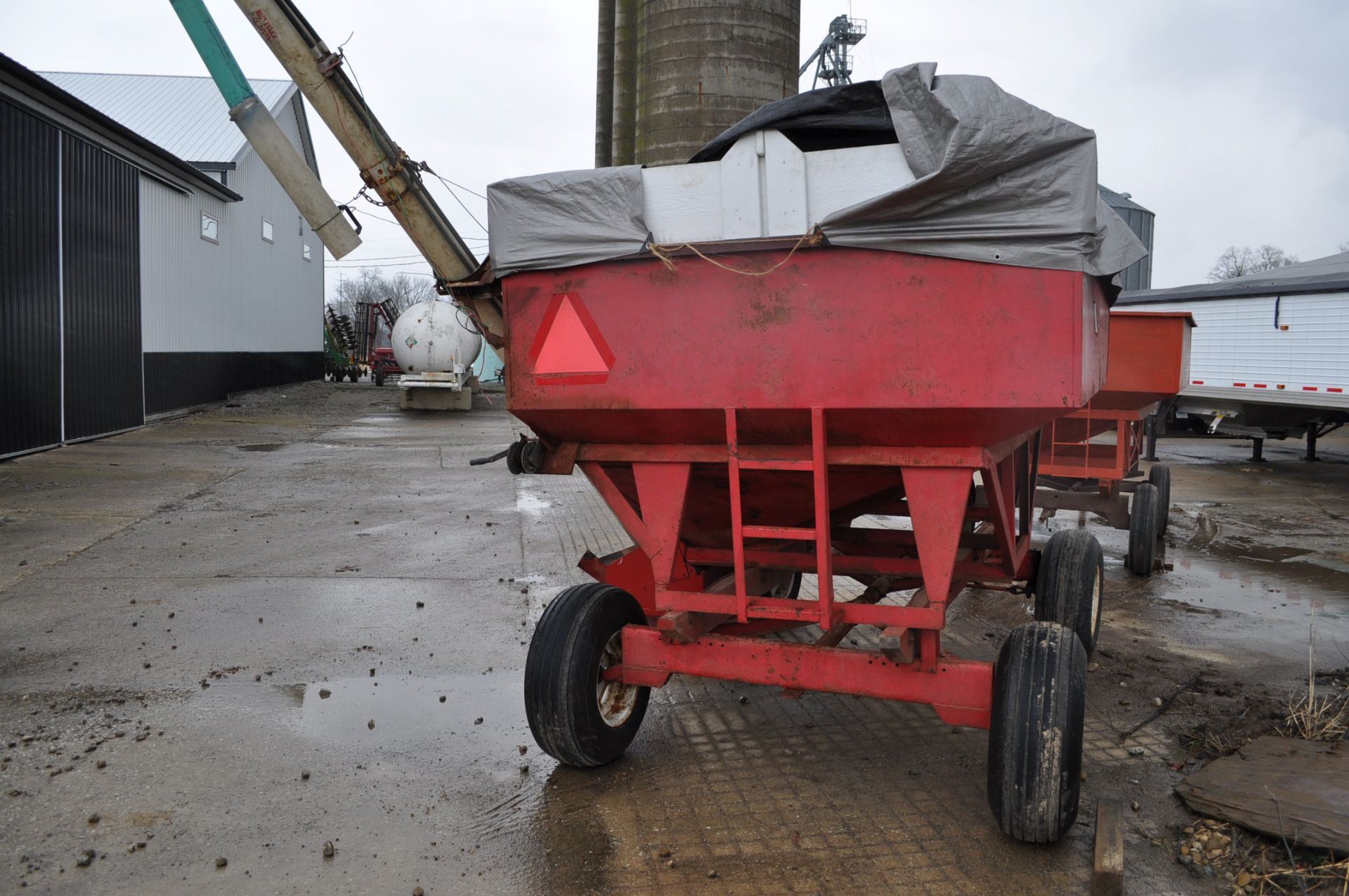 McCurdy gravity seed wagon on gear, poly cup seed auger, hyd drive - Image 3 of 9