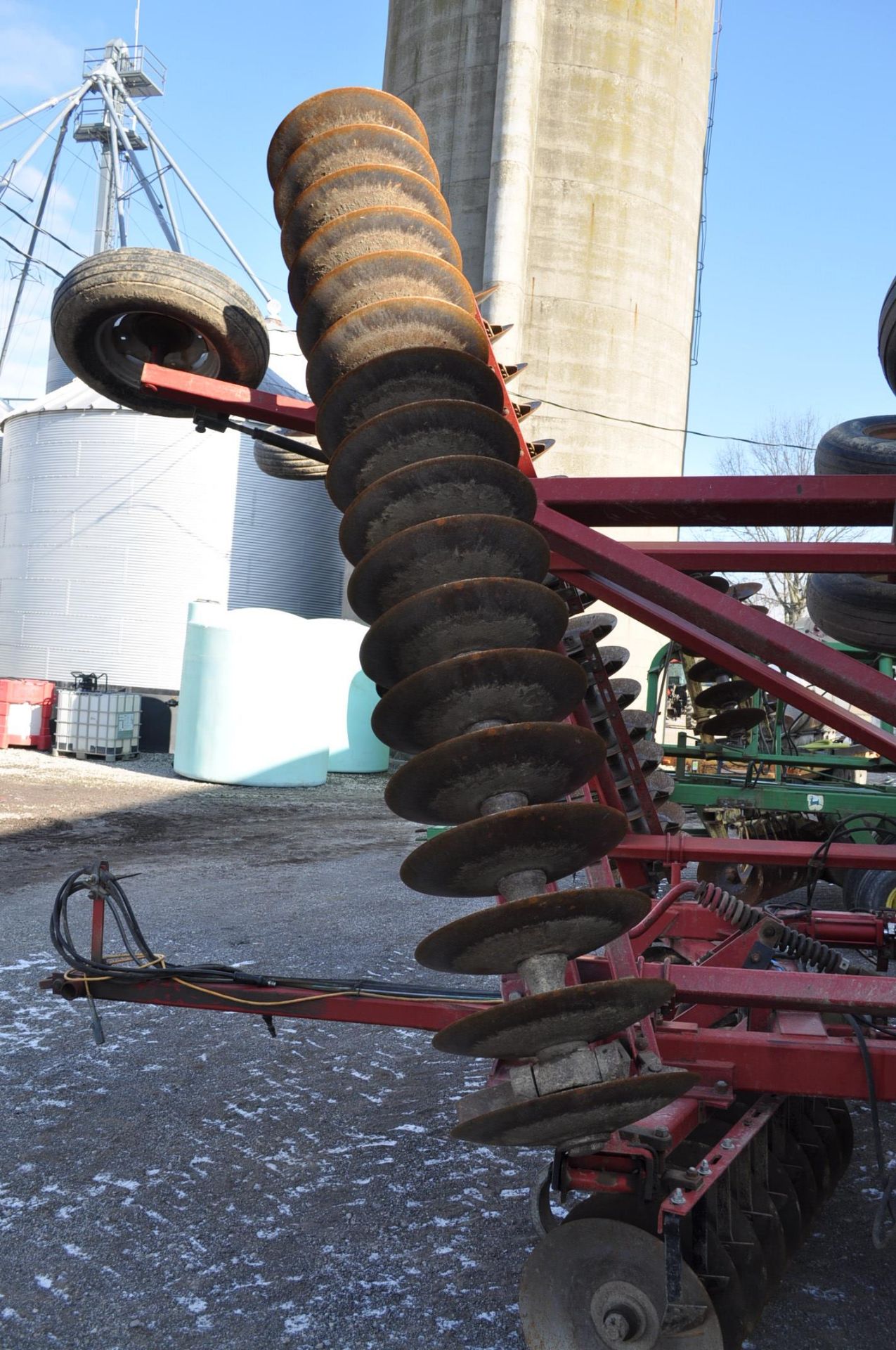 34’ Case IH 3950 disc, 7 ½” spacing, rock flex, 3 bar harrow, rear hitch, tandem axle - Image 9 of 14