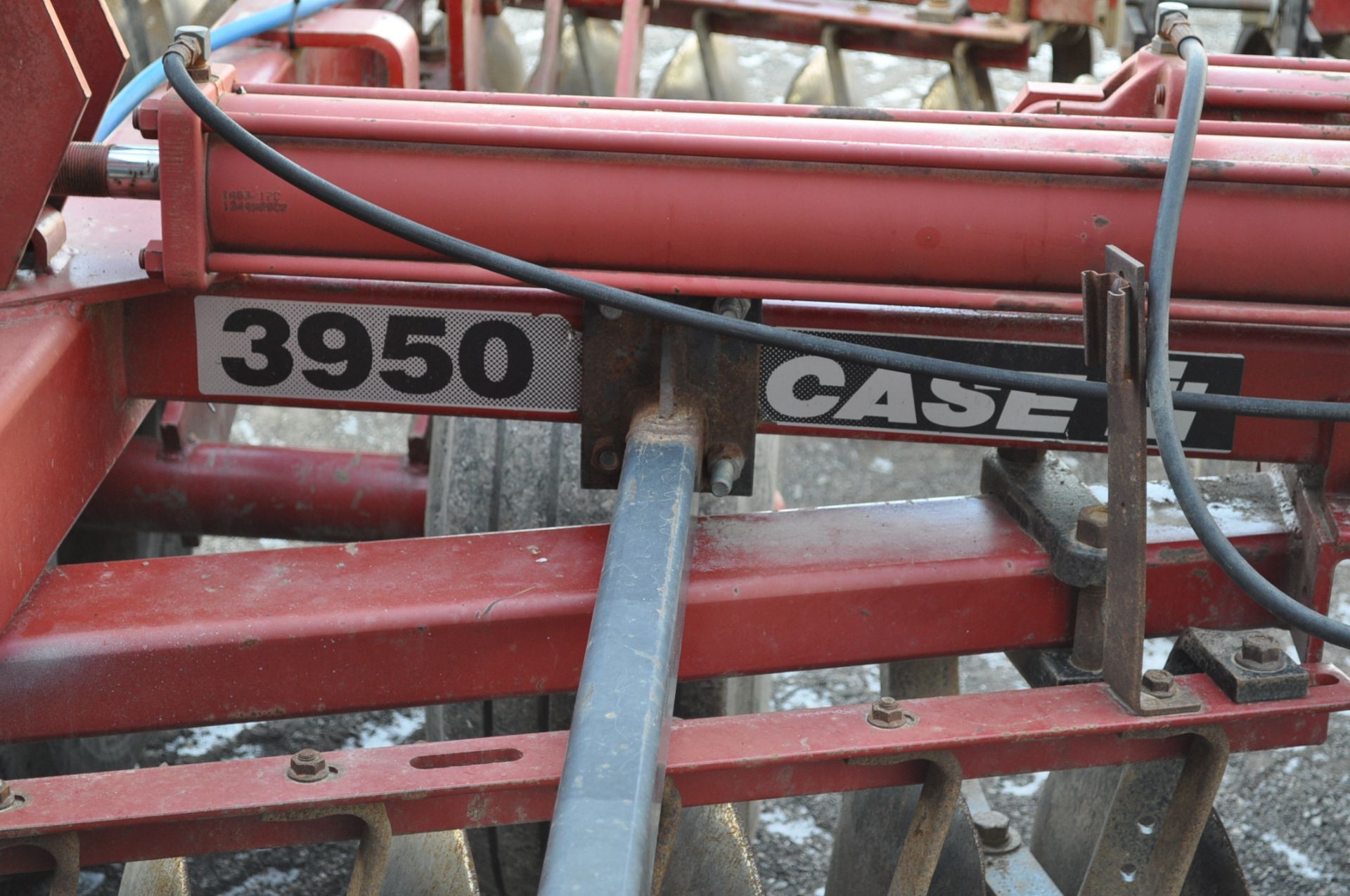 34’ Case IH 3950 disc, 7 ½” spacing, rock flex, 3 bar harrow, rear hitch, tandem axle - Image 13 of 14