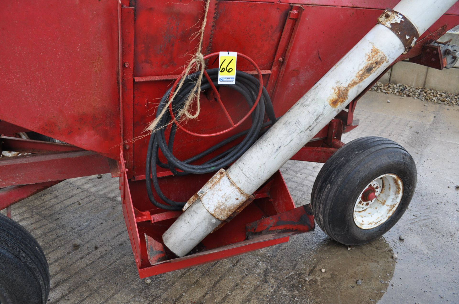 McCurdy gravity seed wagon on gear, poly cup seed auger, hyd drive - Image 9 of 9