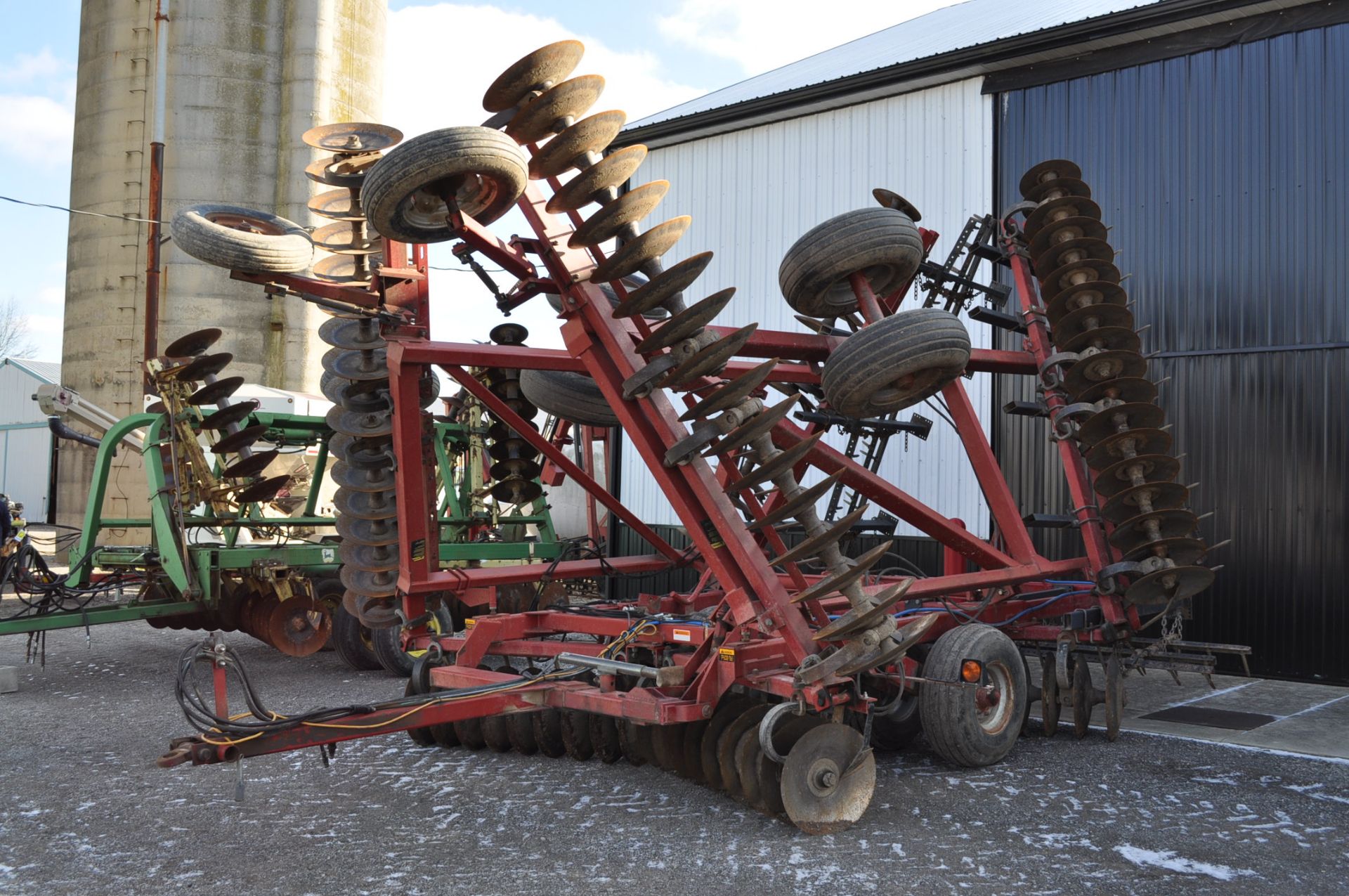 34’ Case IH 3950 disc, 7 ½” spacing, rock flex, 3 bar harrow, rear hitch, tandem axle