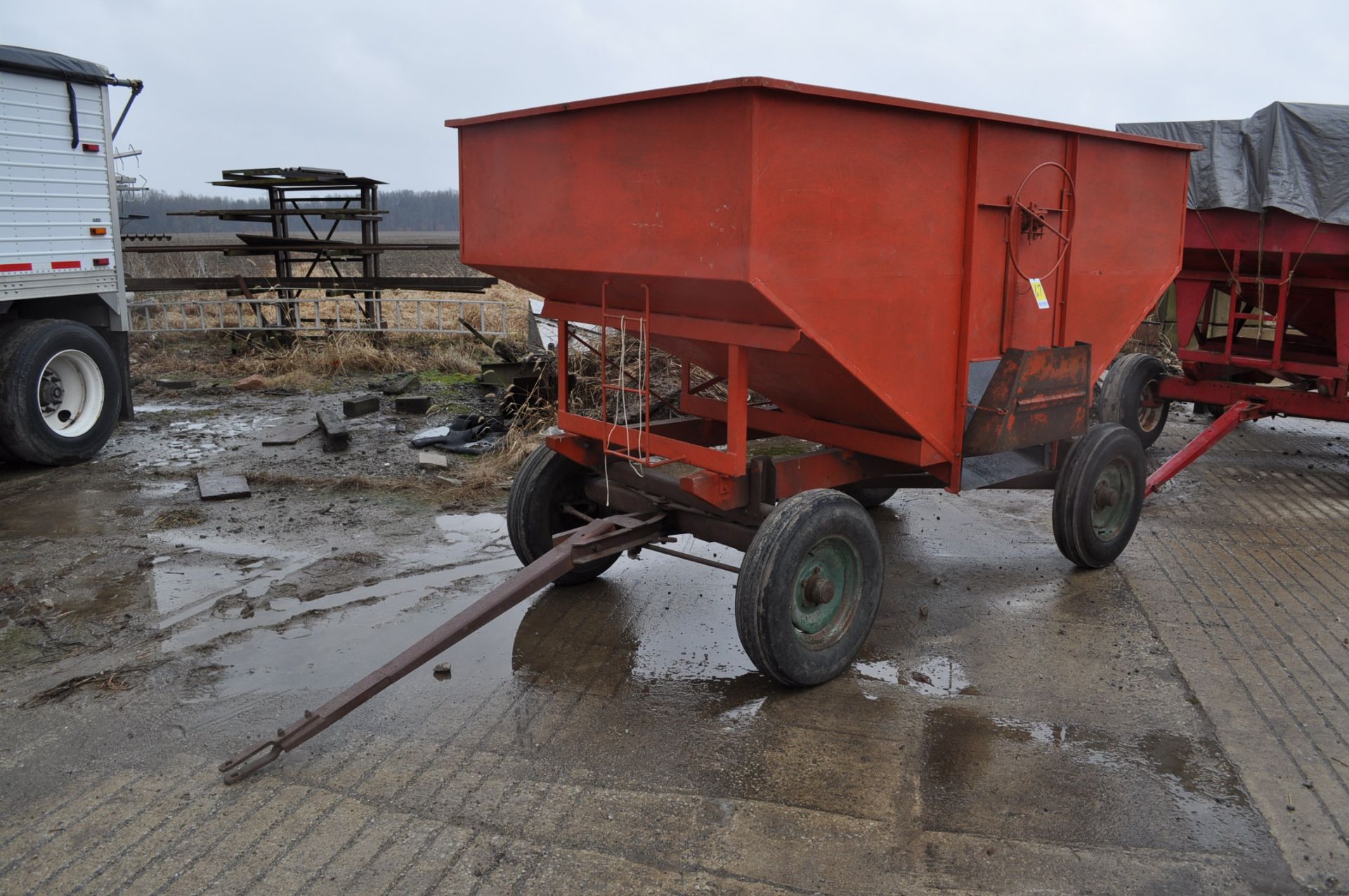 Gravity wagon on gear