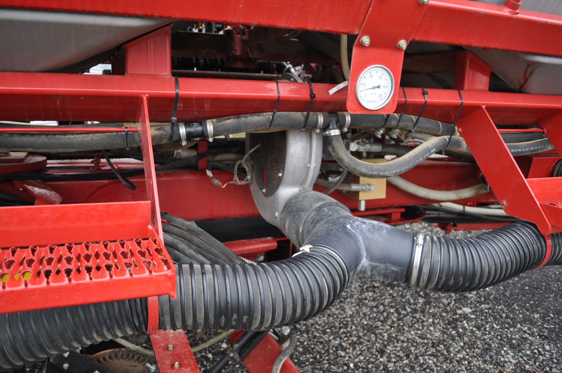 2013 Case IH 1240 12/23 planter, bulk fill, 2x2 liquid fertilizer coulters w/ knife, (2) 200 gal - Image 11 of 16