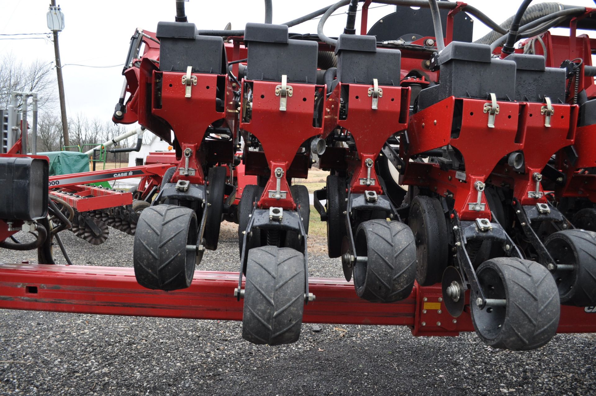 2013 Case IH 1240 12/23 planter, bulk fill, 2x2 liquid fertilizer coulters w/ knife, (2) 200 gal - Image 6 of 16