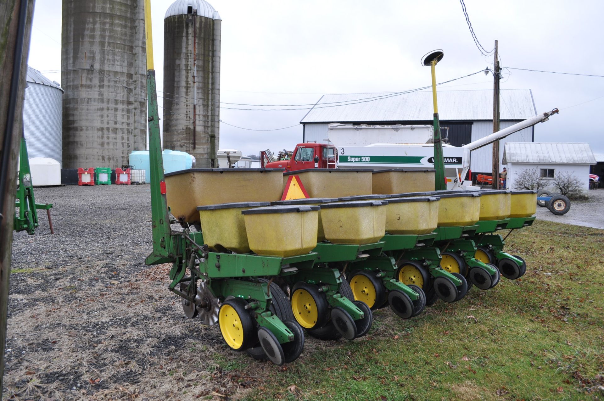 John Deere 7000 corn planter, 6 row 30”, 2x2 dry fertilizer, no-till coulters, PP finger pickup - Image 2 of 11