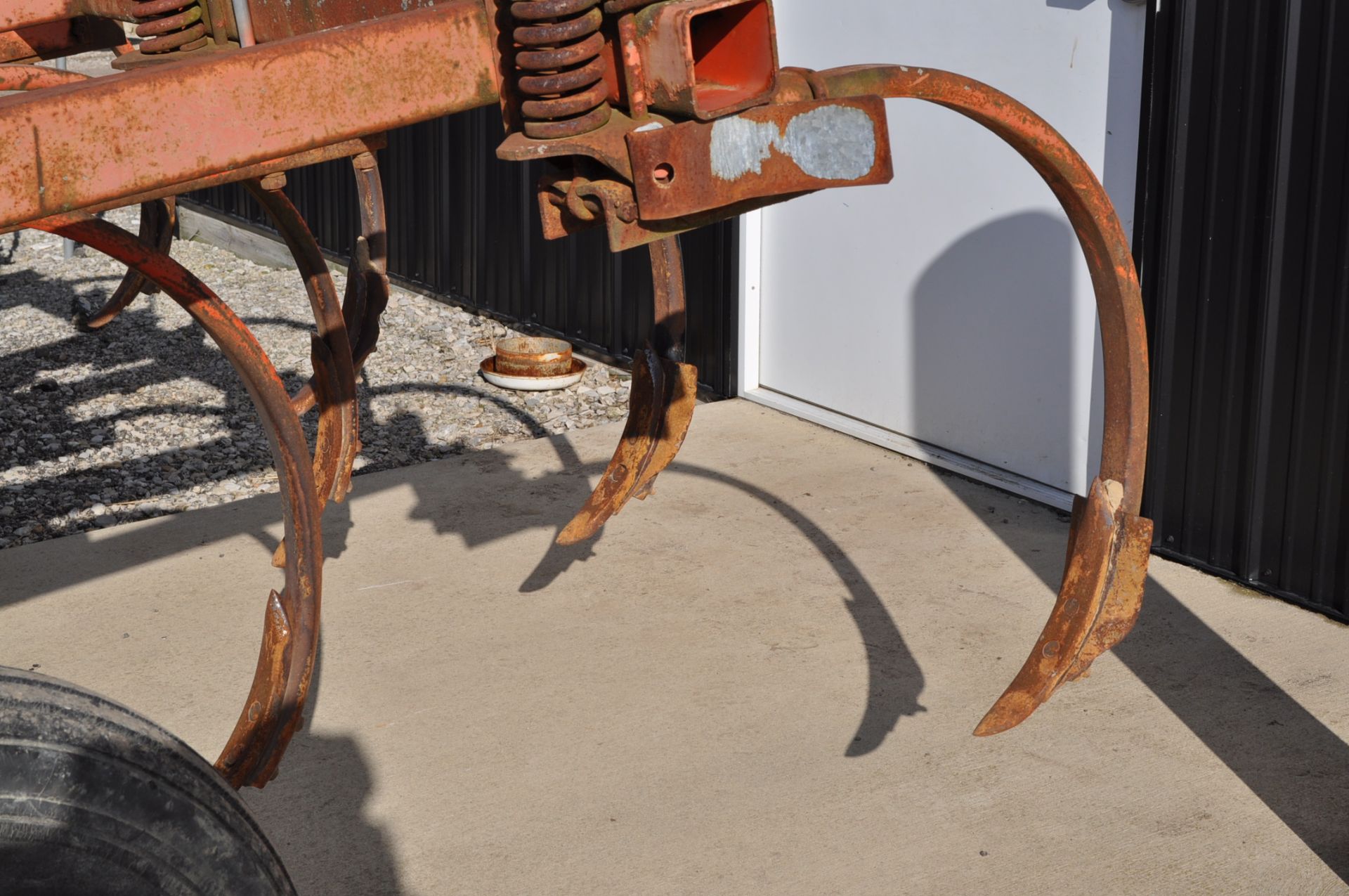 Allis Chalmers chisel plow, 10 shank, hyd raise - Image 6 of 7