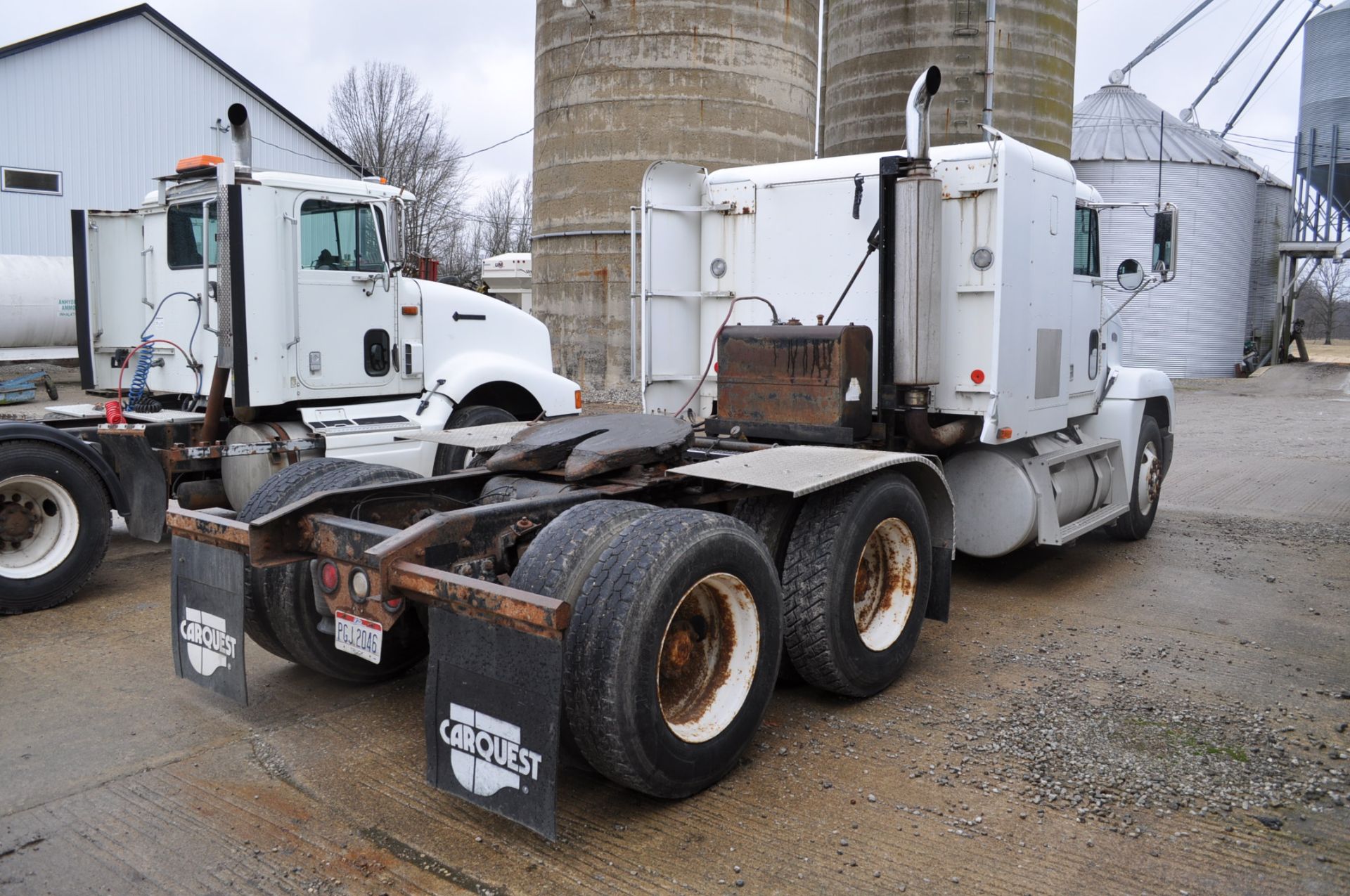 1991 Freightliner FLD 120 semi truck, 42” flat top sleeper, 12.7 Detroit, 9 spd Eaton, air ride, - Image 3 of 27