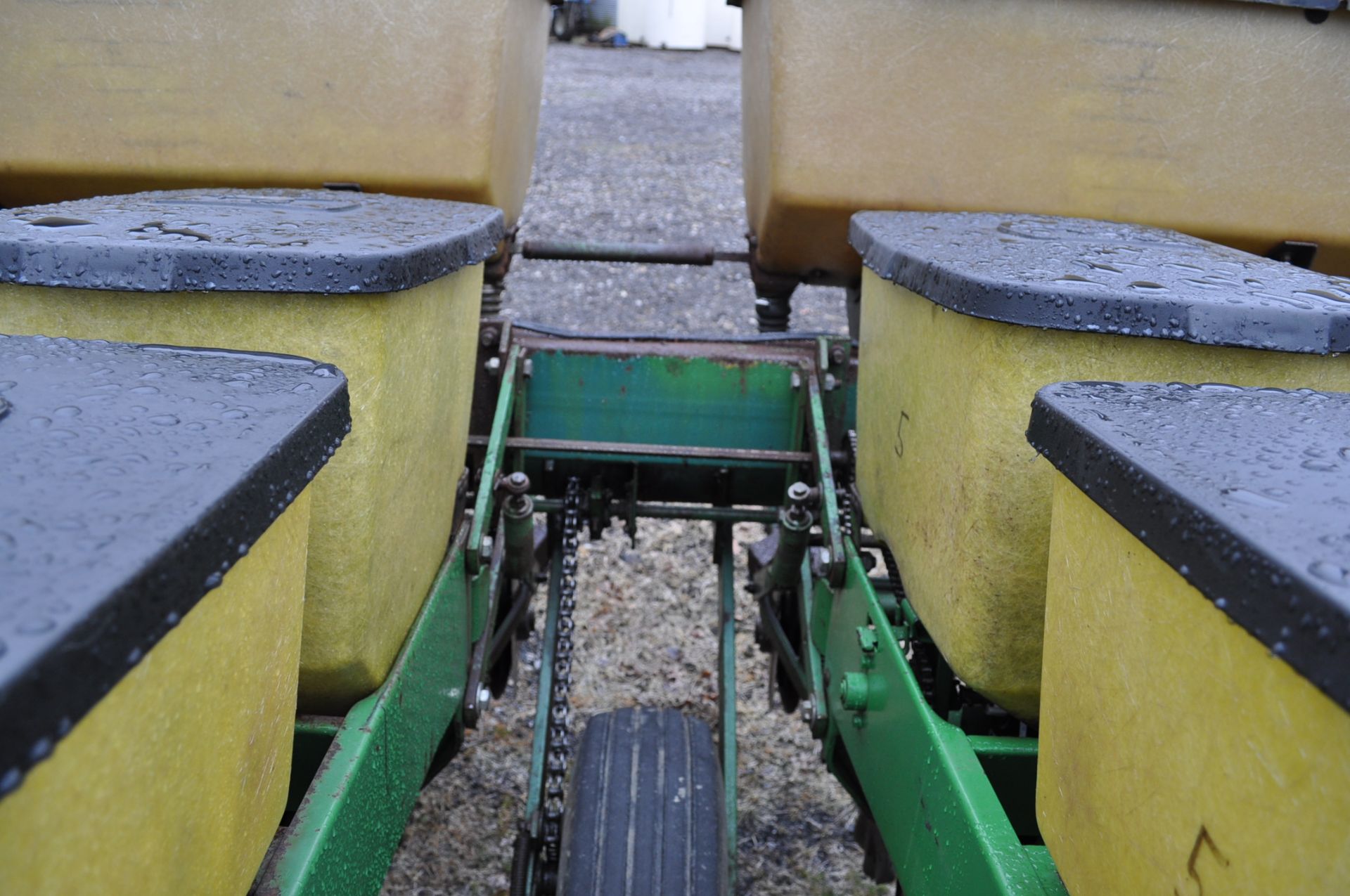 John Deere 7000 corn planter, 6 row 30”, 2x2 dry fertilizer, no-till coulters, PP finger pickup - Image 10 of 11