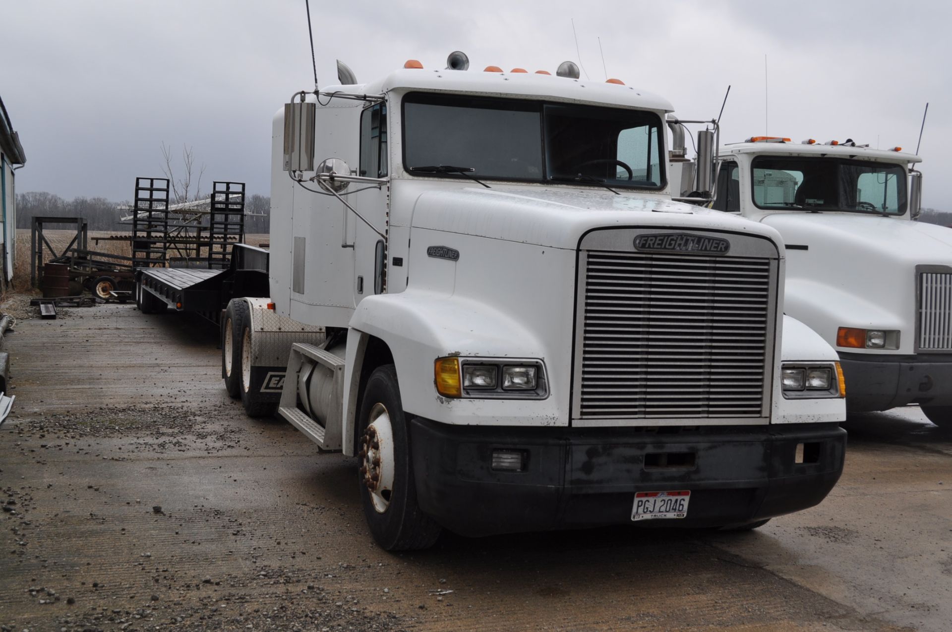 1991 Freightliner FLD 120 semi truck, 42” flat top sleeper, 12.7 Detroit, 9 spd Eaton, air ride, - Image 4 of 27