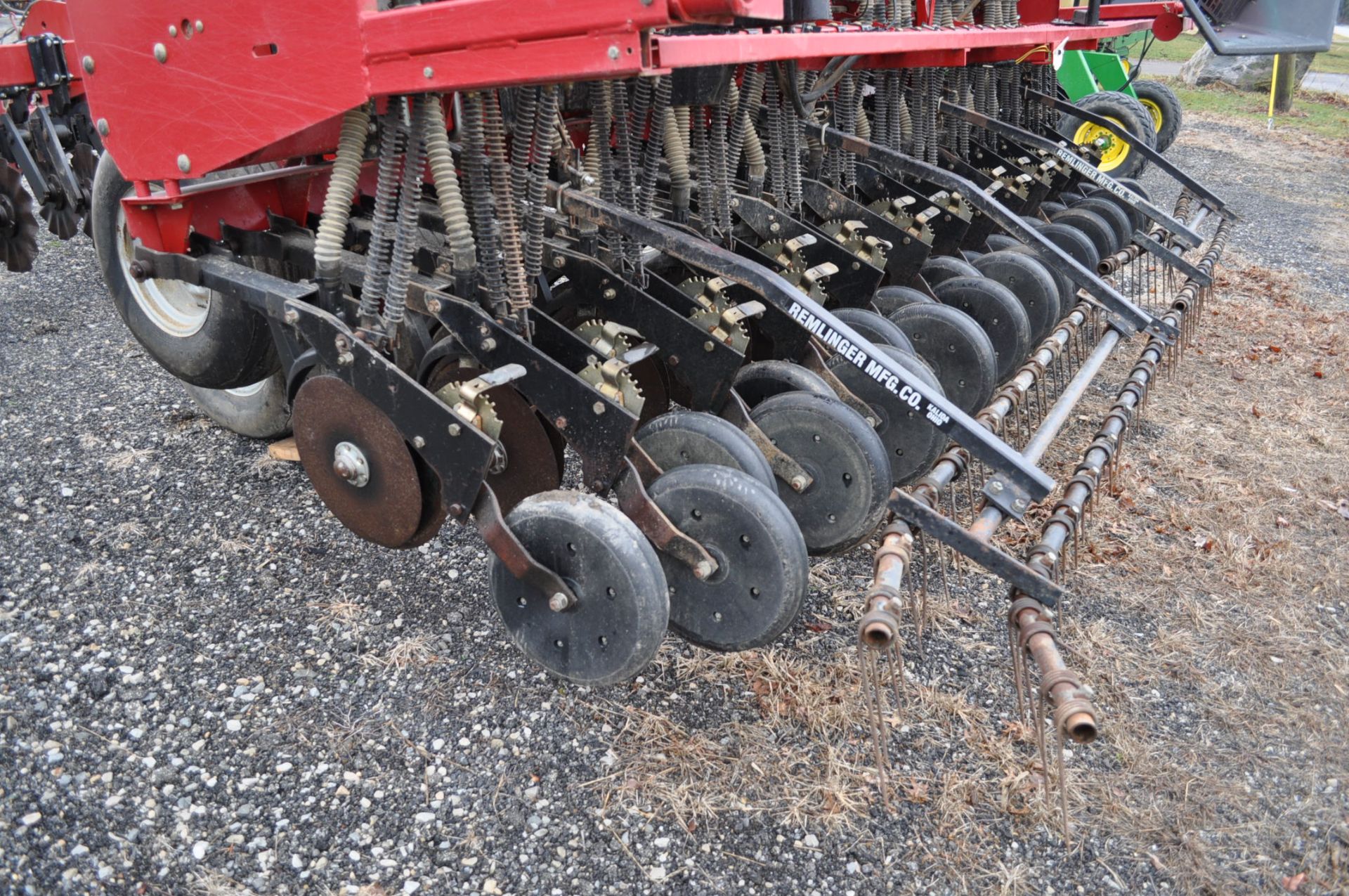 Case IH 5400 grain drill, 3pt no-till caddie cart, 7 ½” spacing, 2 bar coil tine drag, Remlinger - Image 9 of 13