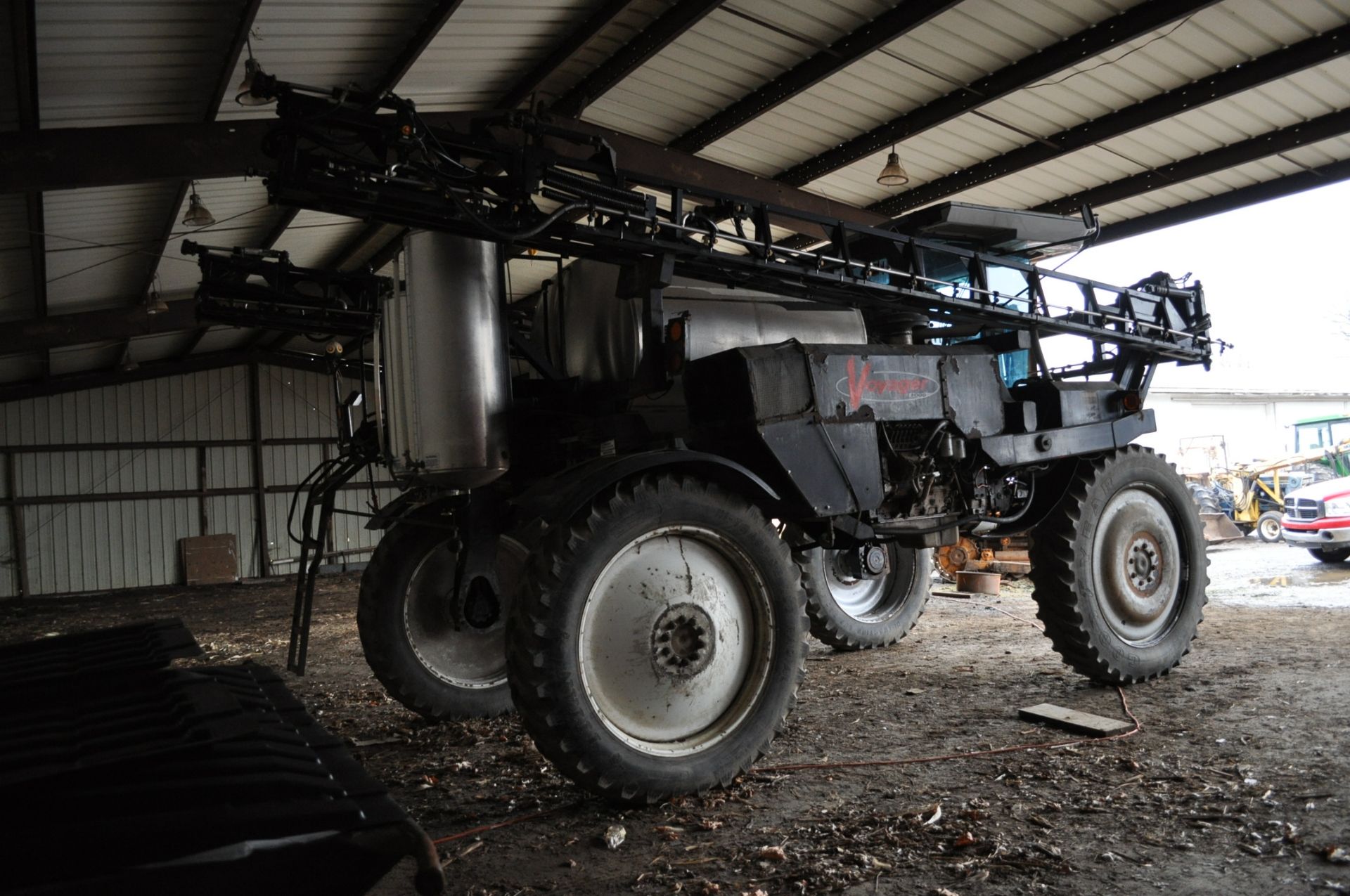 Silver Wheels Voyager 2000 sprayer, 14.9R46 tires, hydrostatic, 90’ boom, 15” nozzle spacing, 1000 - Image 3 of 21