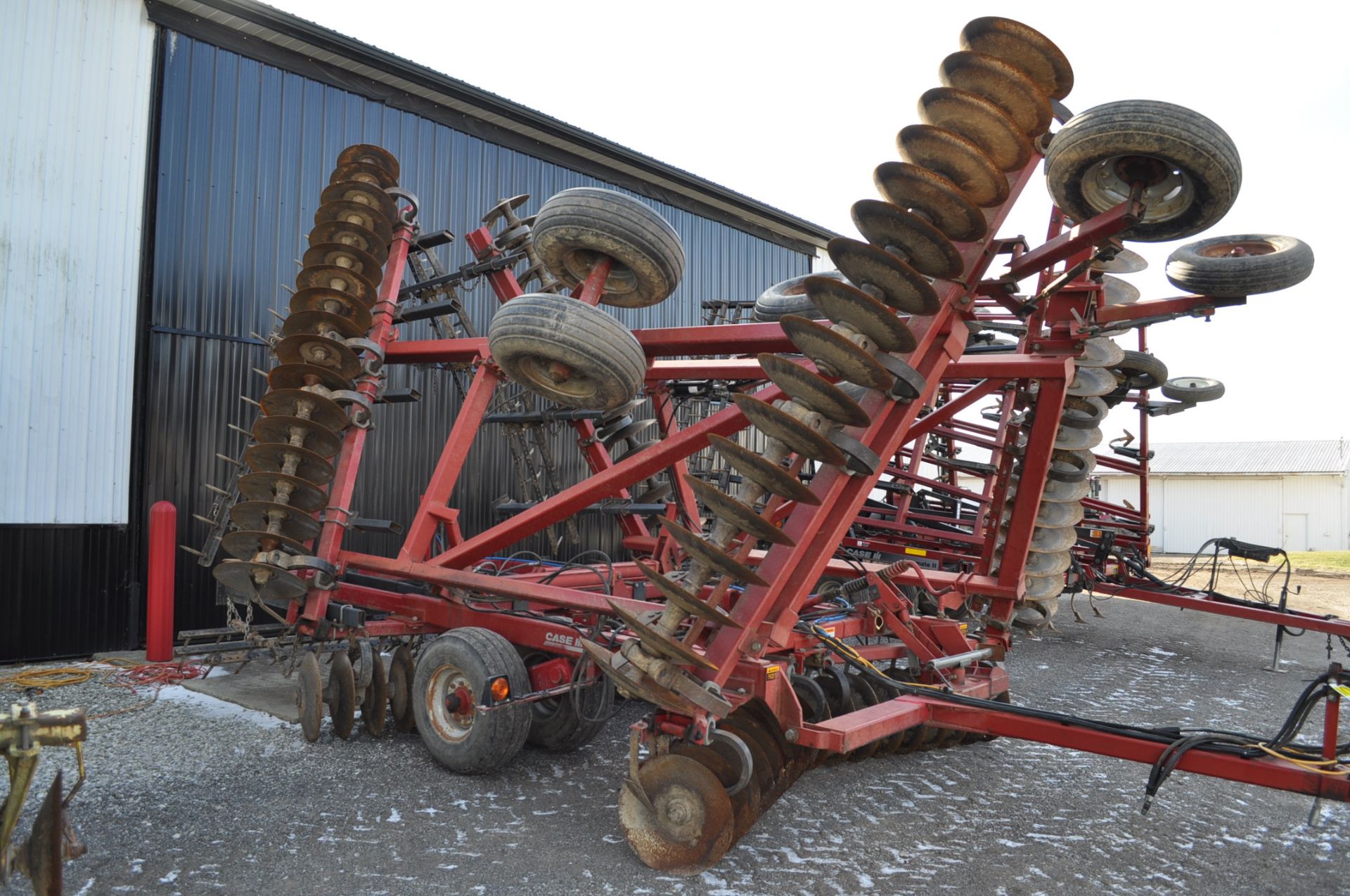 34’ Case IH 3950 disc, 7 ½” spacing, rock flex, 3 bar harrow, rear hitch, tandem axle - Image 5 of 14