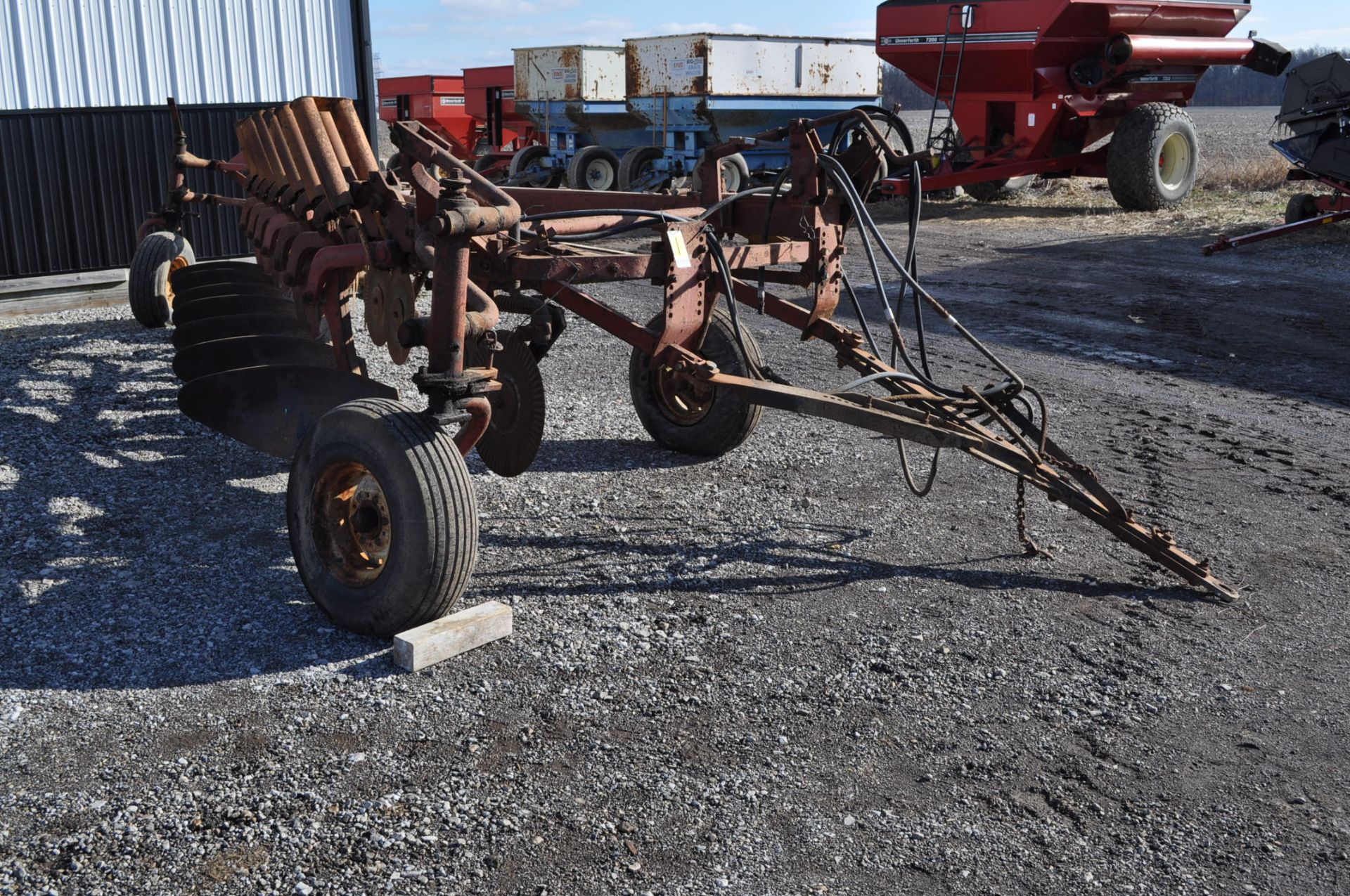 International 700 onland moldboard plow, 7 btm, auto reset trip - Image 2 of 16