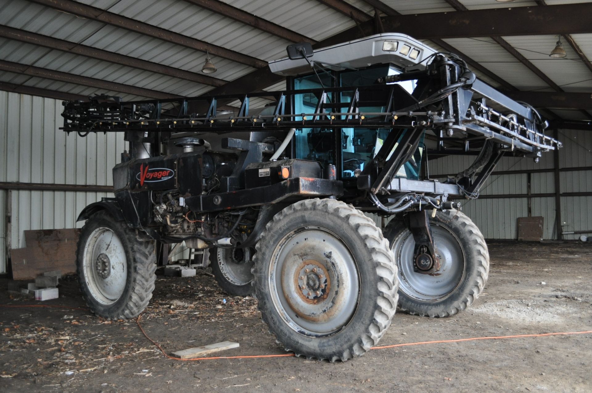 Silver Wheels Voyager 2000 sprayer, 14.9R46 tires, hydrostatic, 90’ boom, 15” nozzle spacing, 1000 - Image 2 of 21