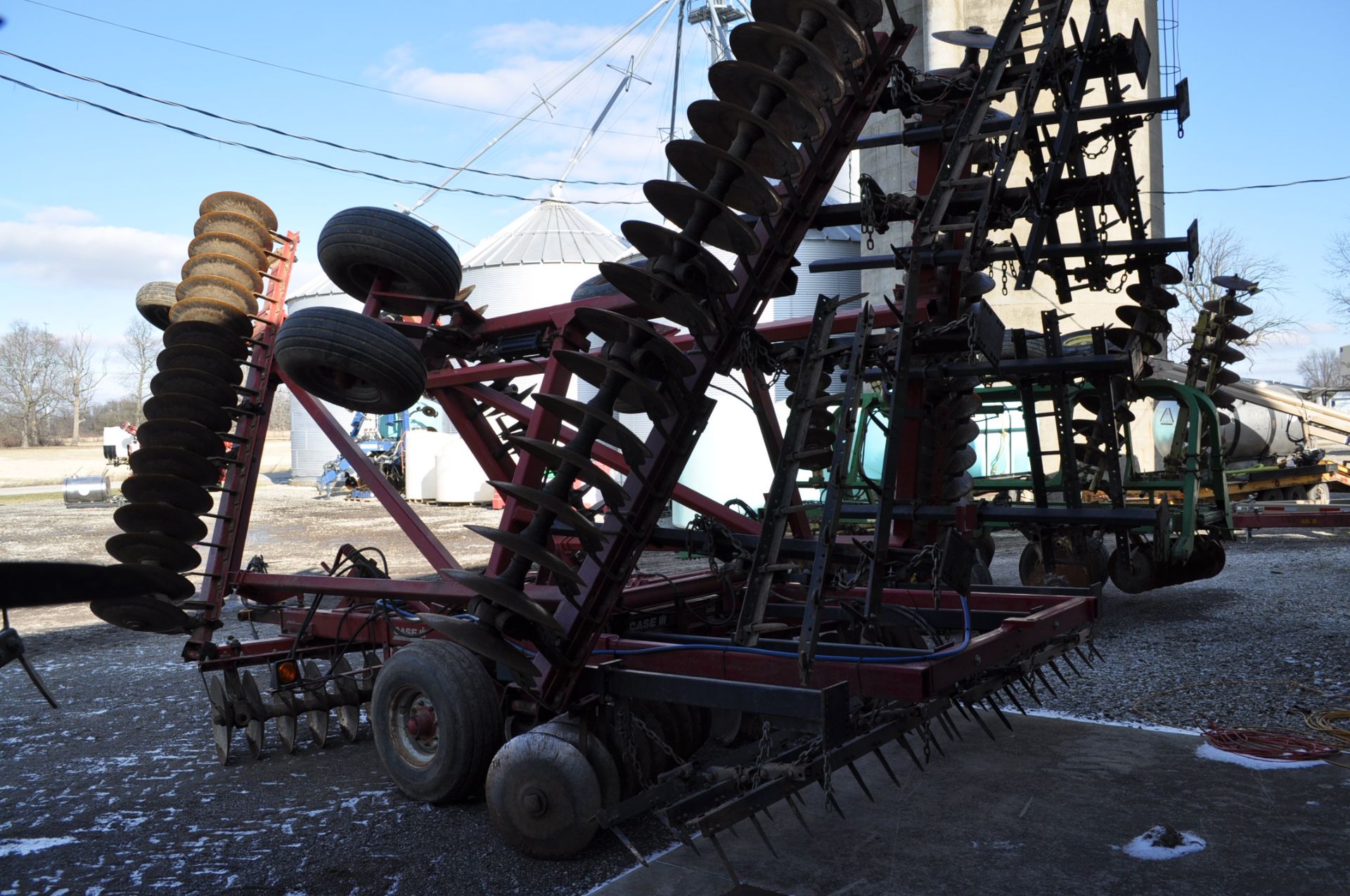 34’ Case IH 3950 disc, 7 ½” spacing, rock flex, 3 bar harrow, rear hitch, tandem axle - Image 2 of 14