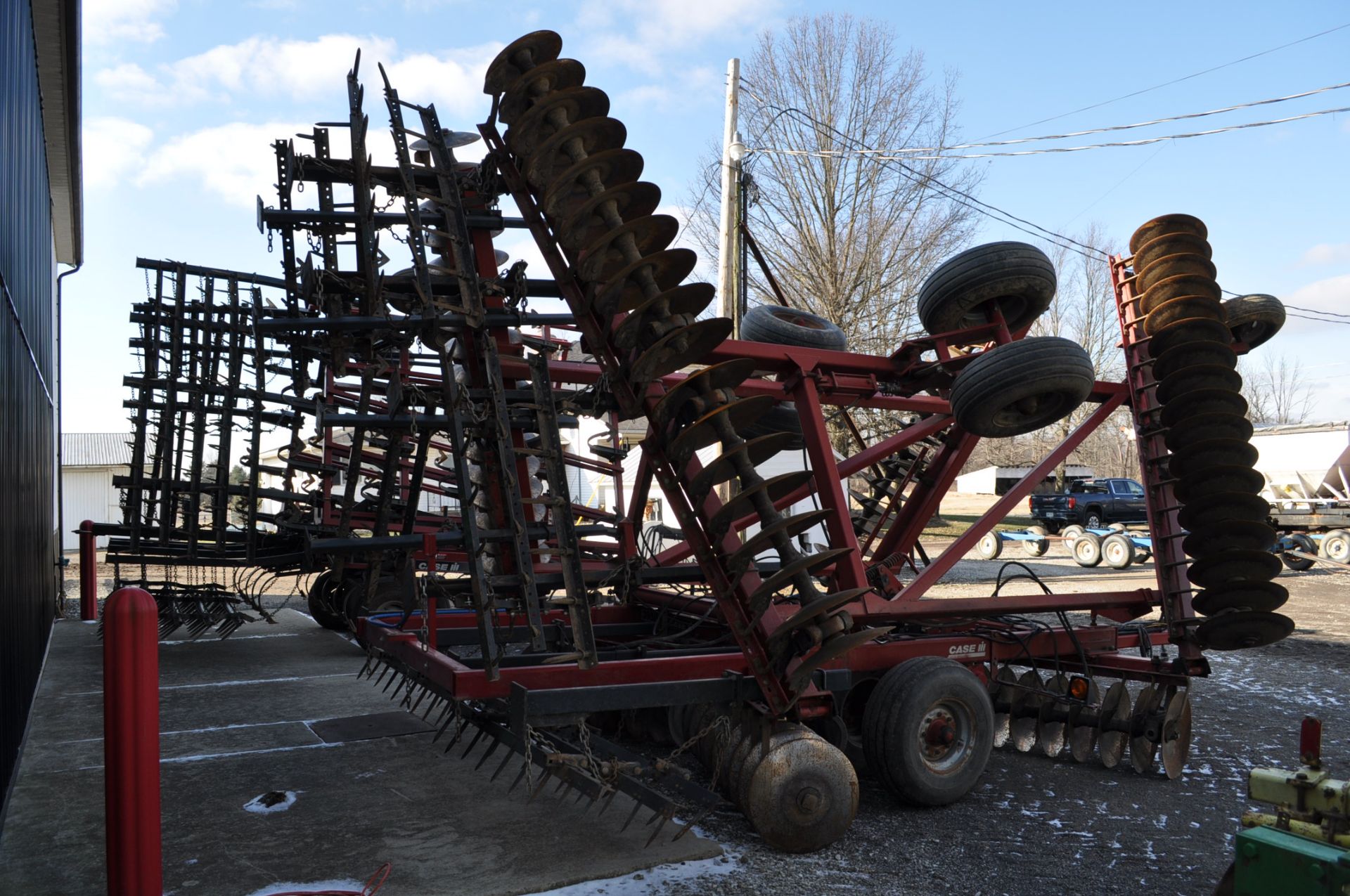 34’ Case IH 3950 disc, 7 ½” spacing, rock flex, 3 bar harrow, rear hitch, tandem axle - Image 4 of 14