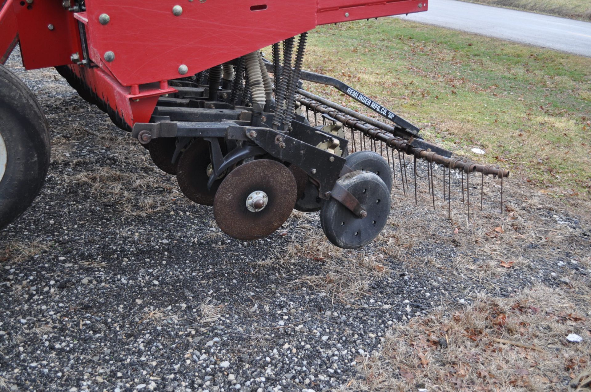 Case IH 5400 grain drill, 3pt no-till caddie cart, 7 ½” spacing, 2 bar coil tine drag, Remlinger - Image 6 of 13