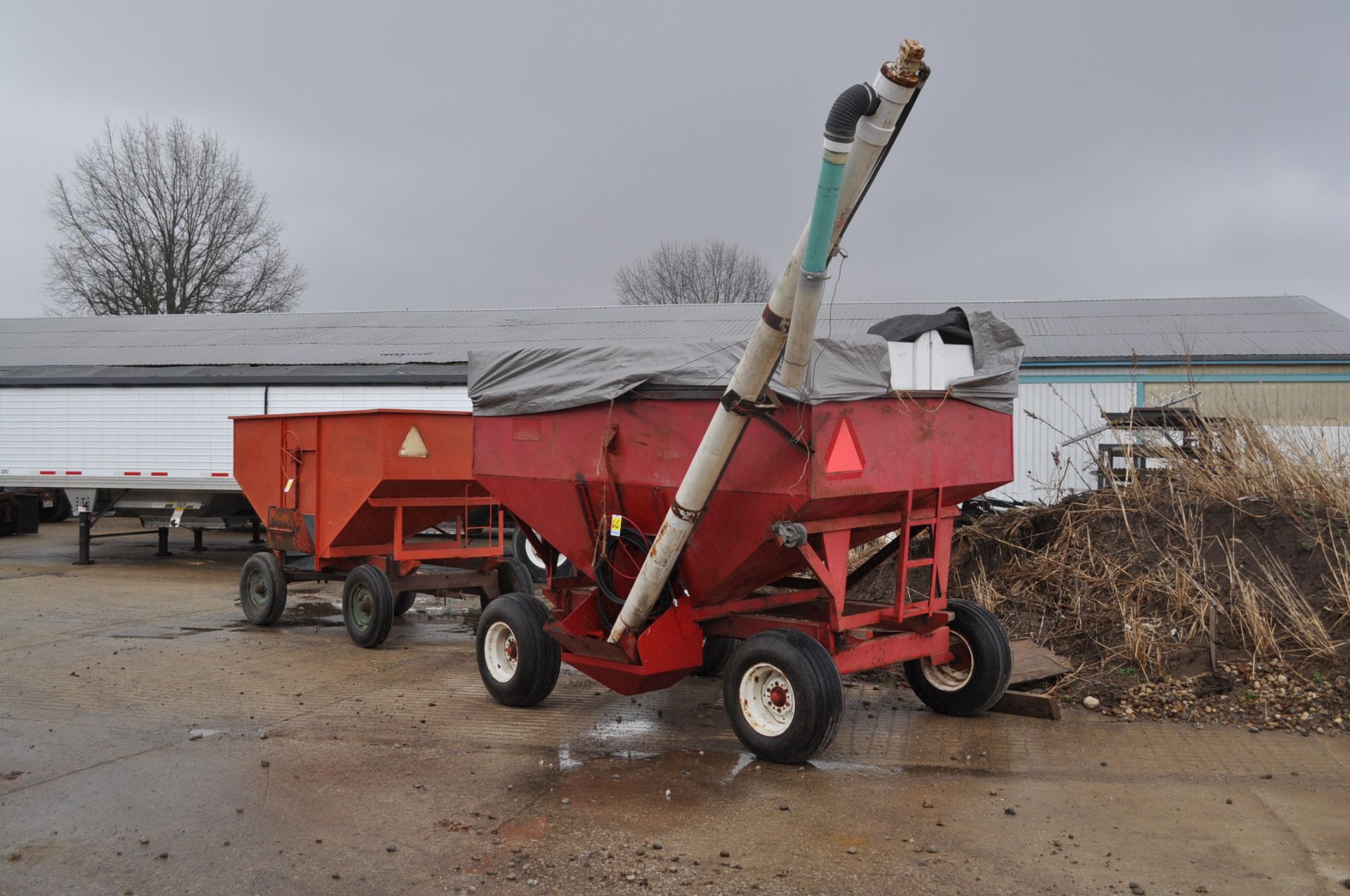 McCurdy gravity seed wagon on gear, poly cup seed auger, hyd drive - Image 2 of 9