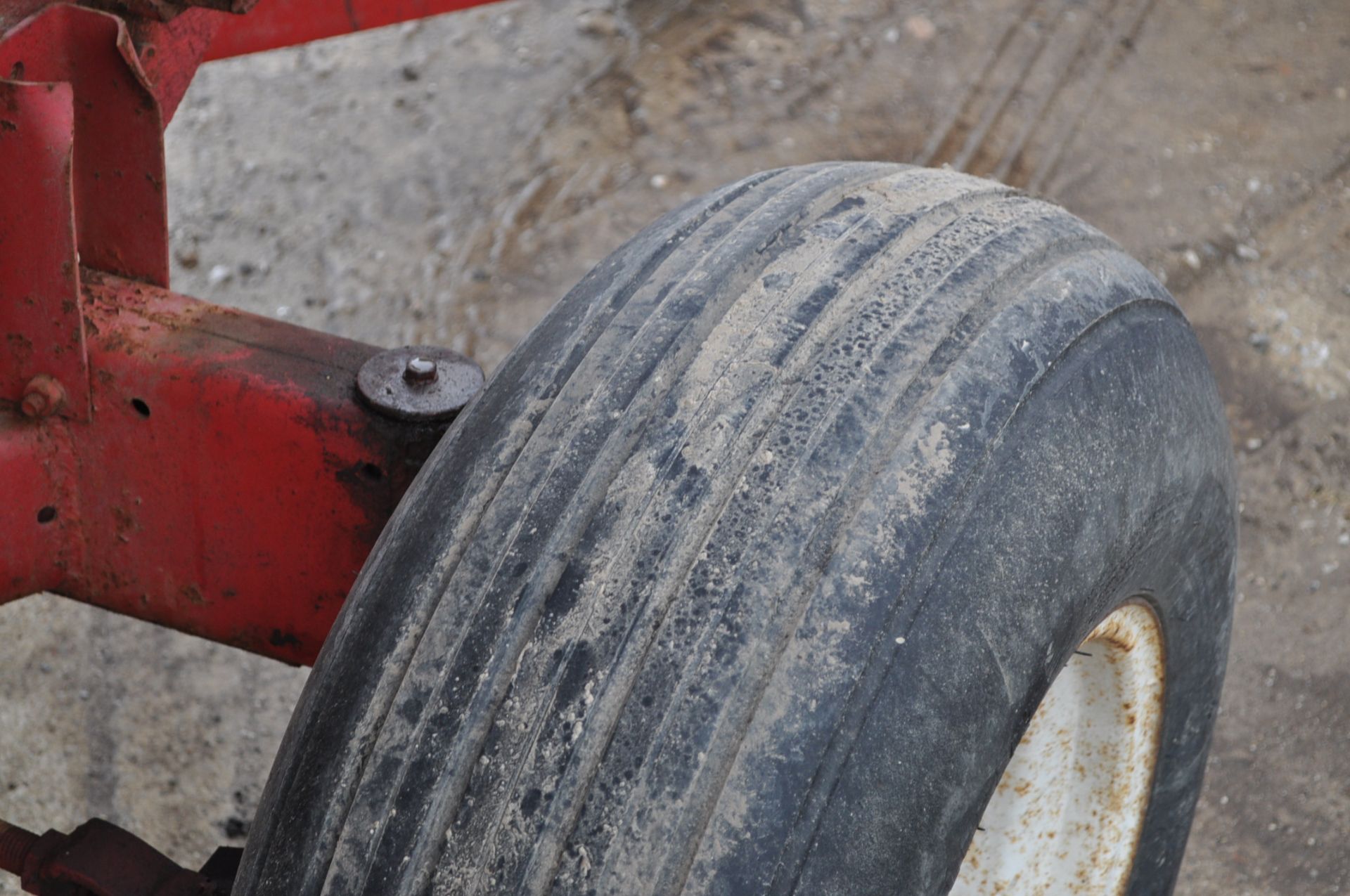 McCurdy gravity seed wagon on gear, poly cup seed auger, hyd drive - Image 8 of 9